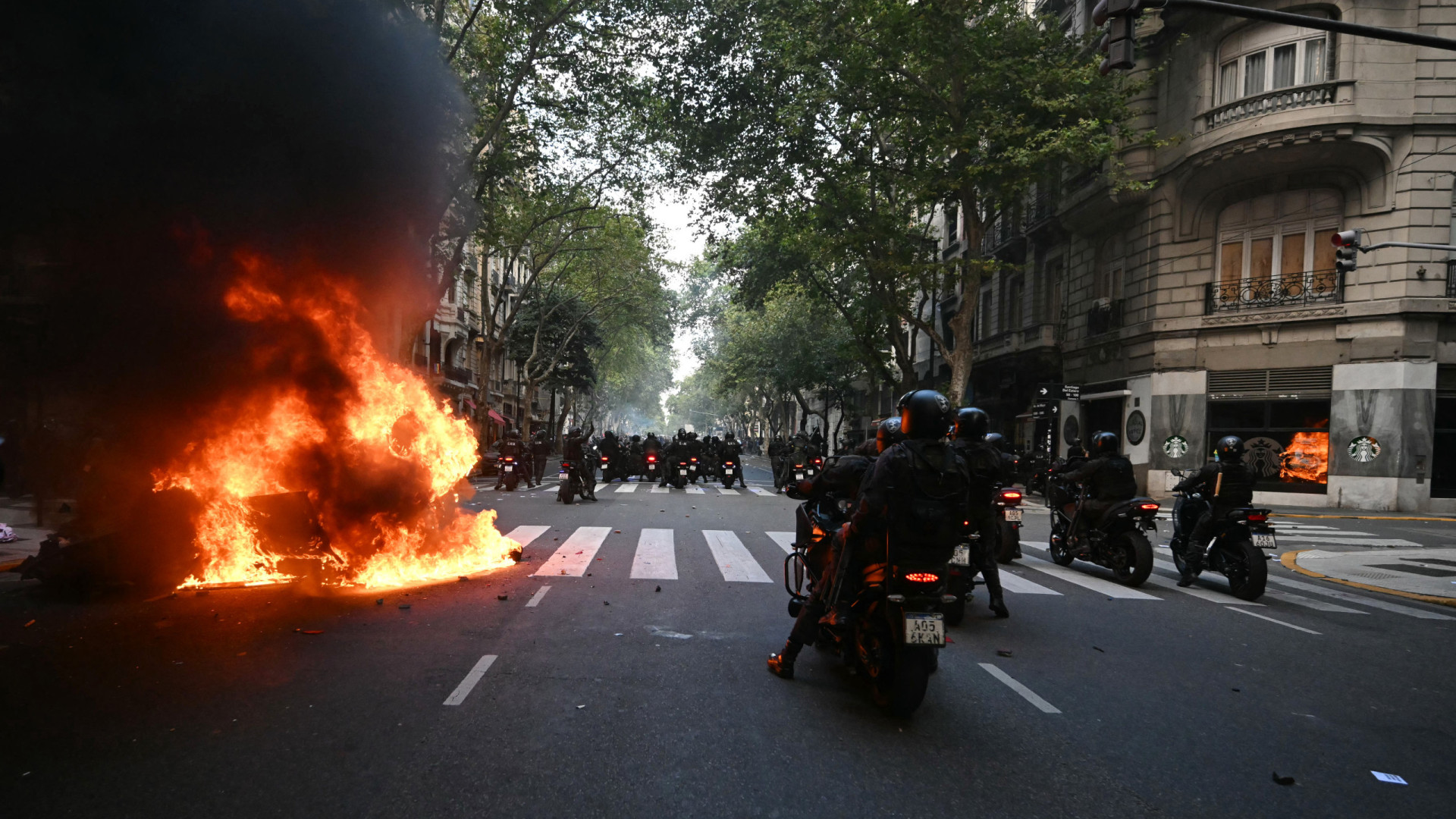 Confrontos entre polícia e manifestantes pelas reformas na Argentina