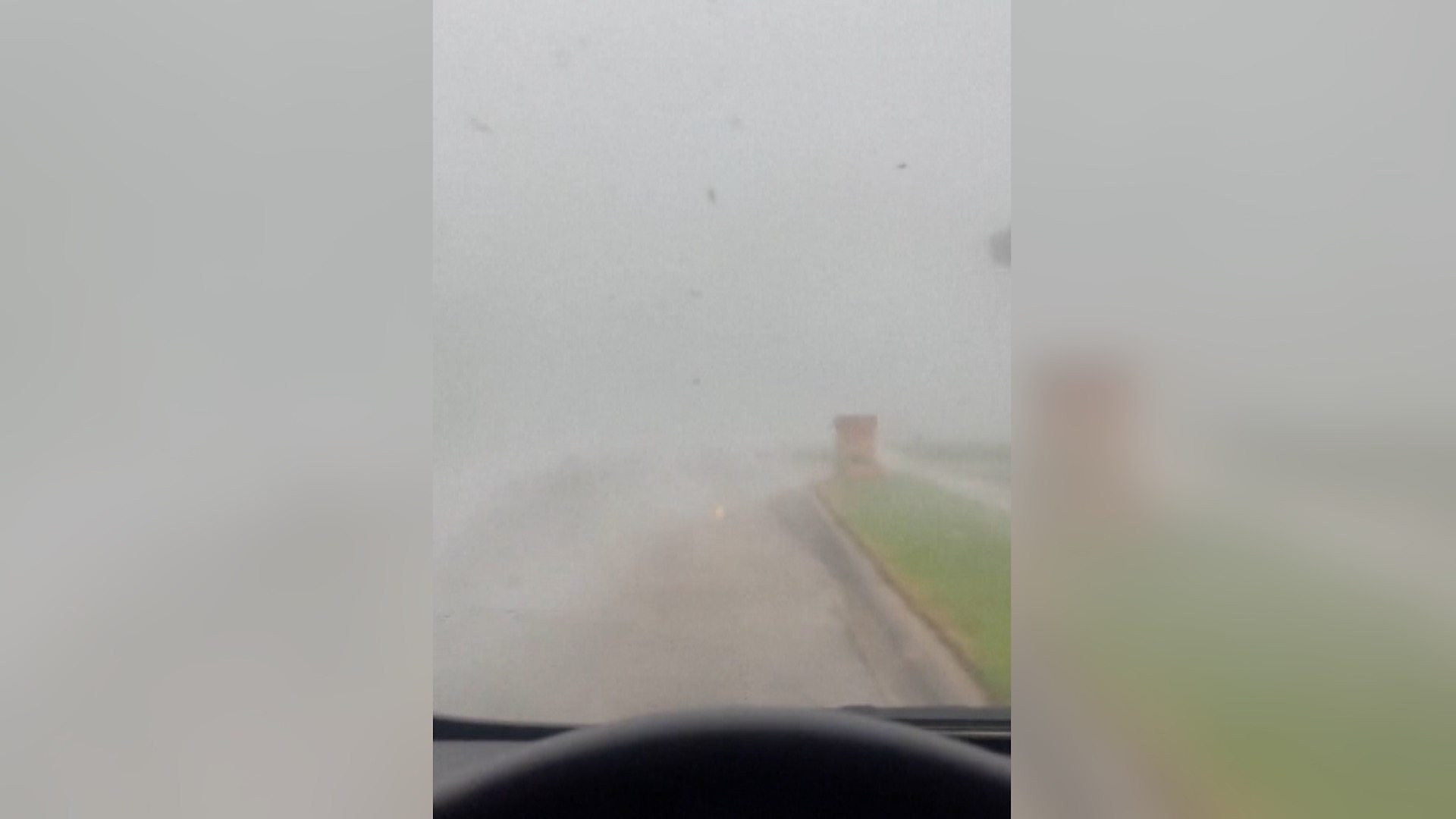 Mulher surpreendida por tornado enquanto conduz carro nos Estados Unidos