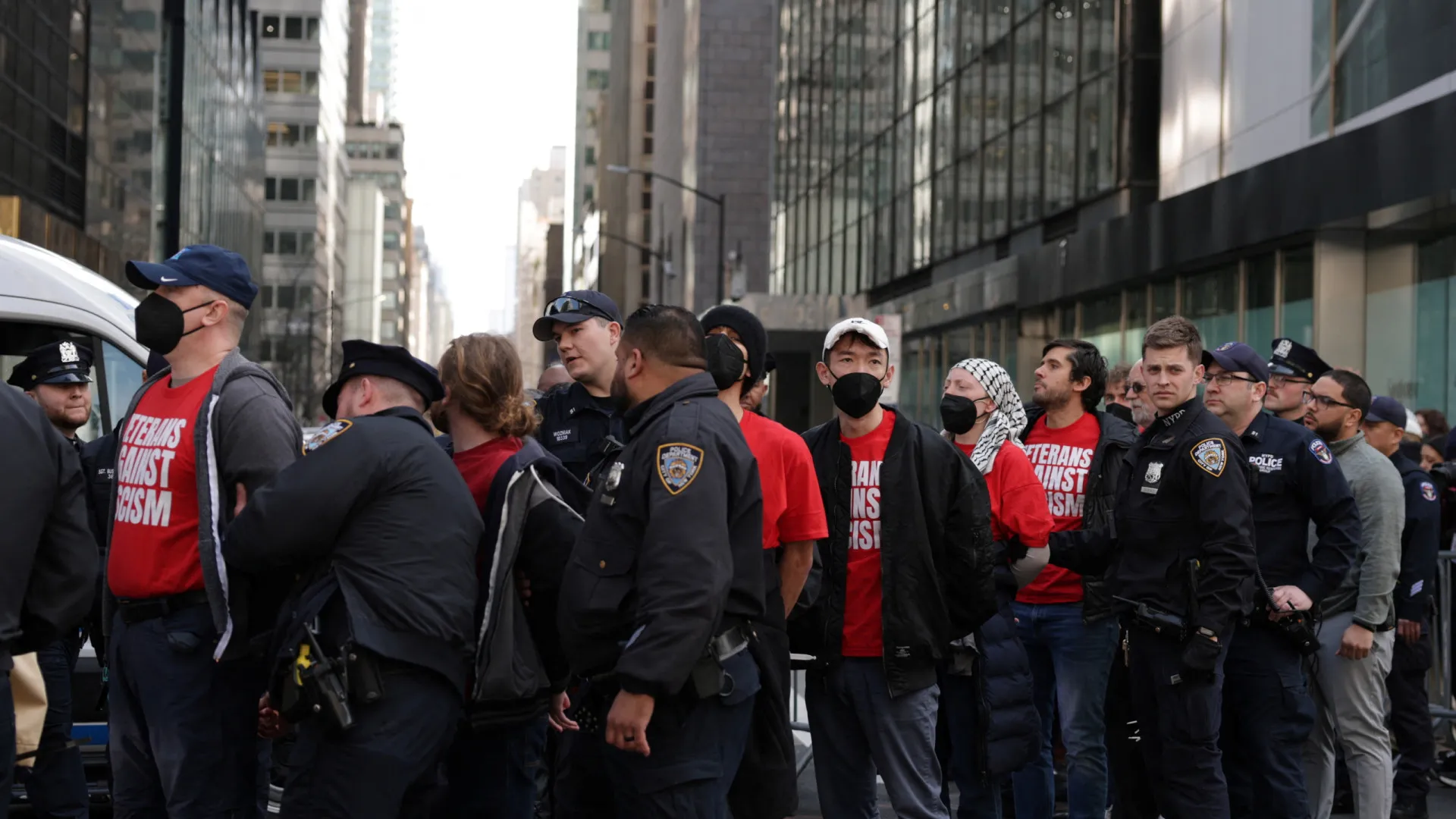 Manifestantes ocupam Trump Tower para exigir libertação de aluno pró-Palestina