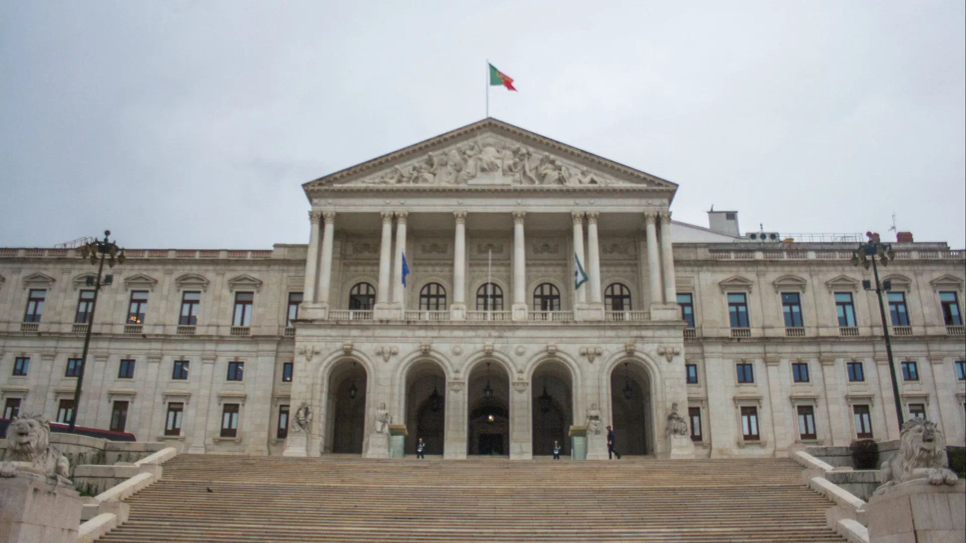
                    Parlamento convidou 95 deputados da Constituinte para sessão de 2 de abril
                