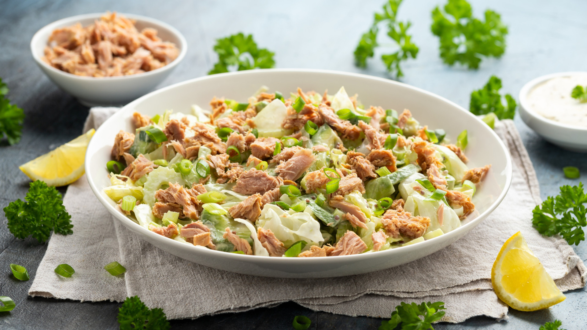 Receita leve e rápida de salada de atum com molho de iogurte