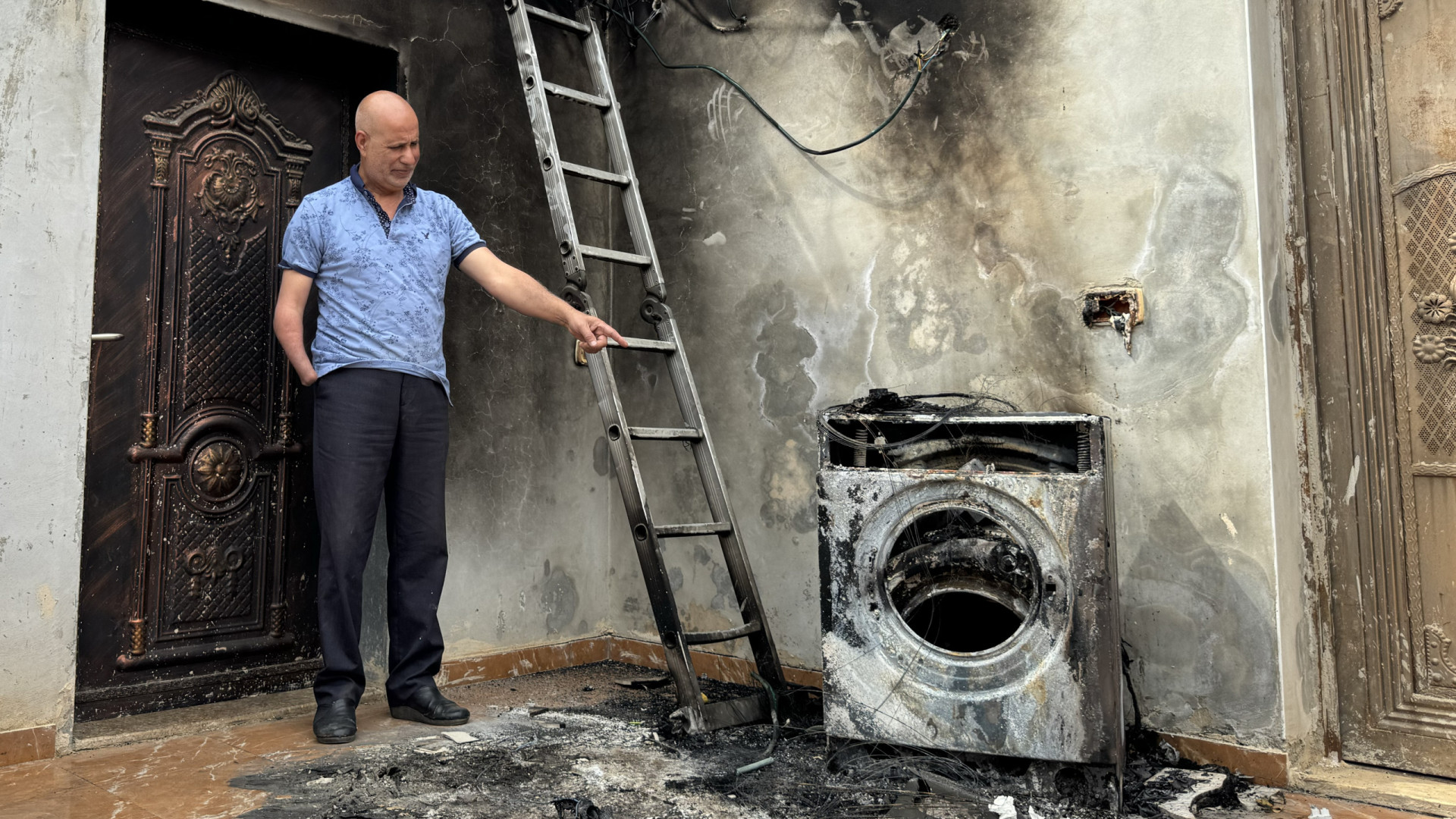 Colonos israelitas incendeiam casas e veículos em aldeia na Cisjordânia