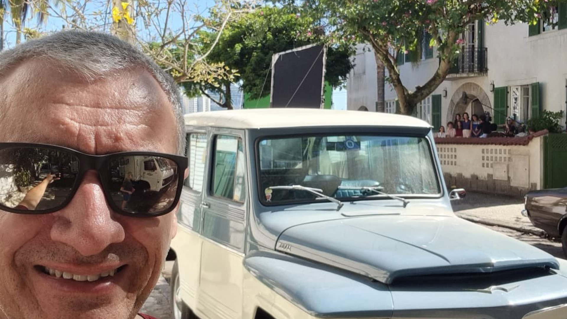 Tirou 'selfie' com carro antigo e captou gravação de 'Ainda Estou Aqui'