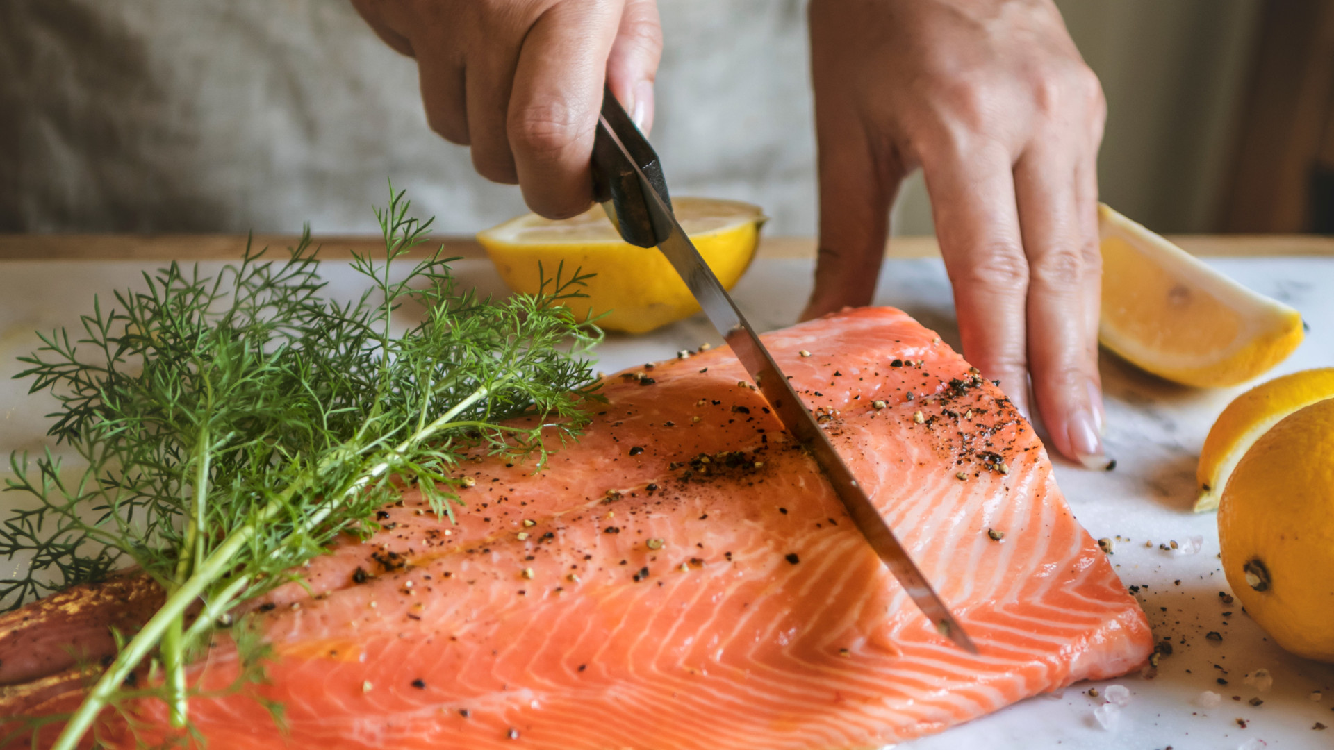 É assim que deve cozinhar o salmão. Chef explica 