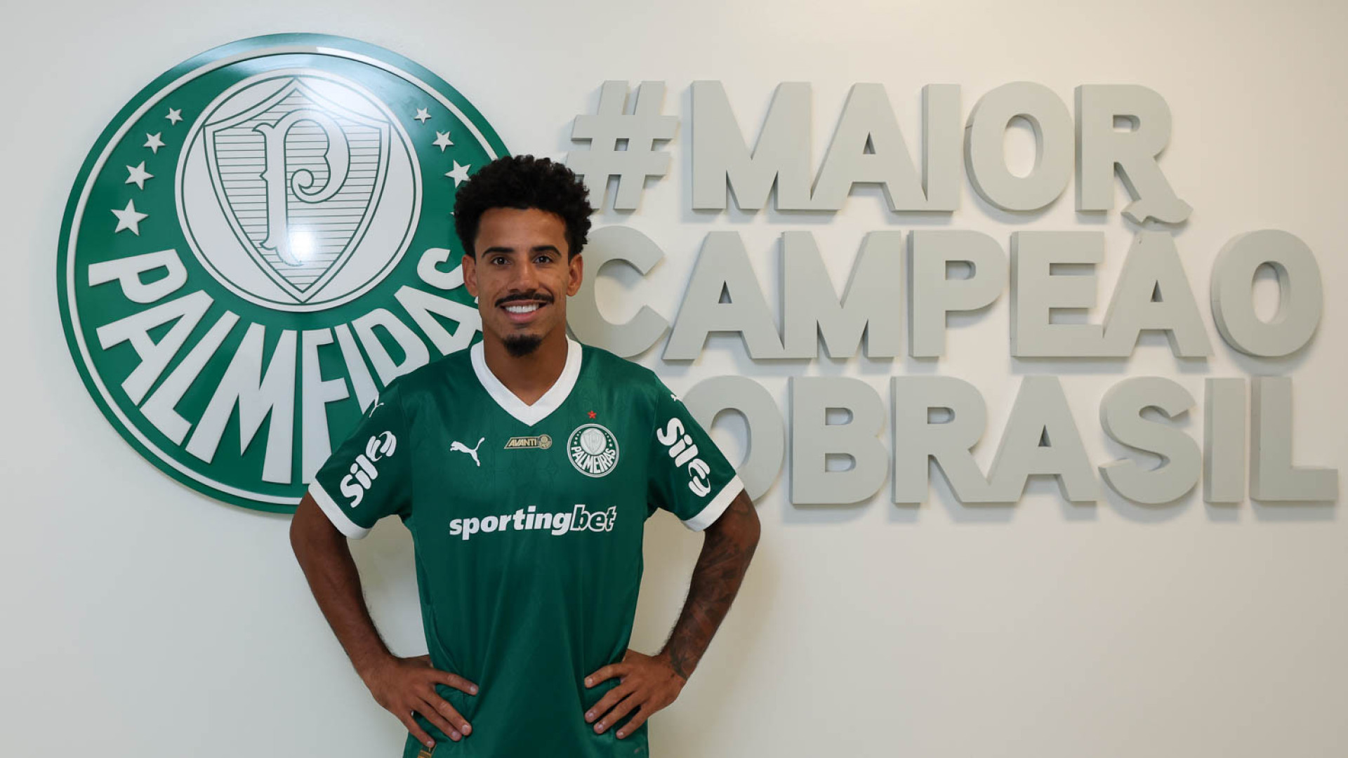 Oficial: Ex-Estoril e Vitória SC é reforço de Abel Ferreira no Palmeiras