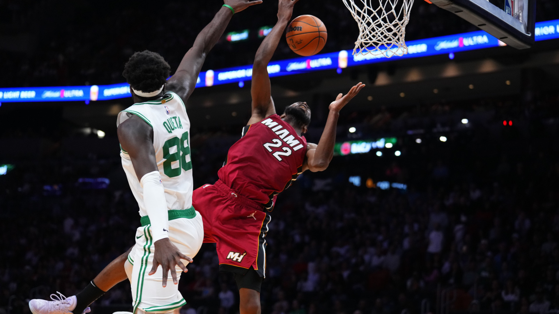 Boston Celtics apurados para os playoffs com Neemias Queta em ação