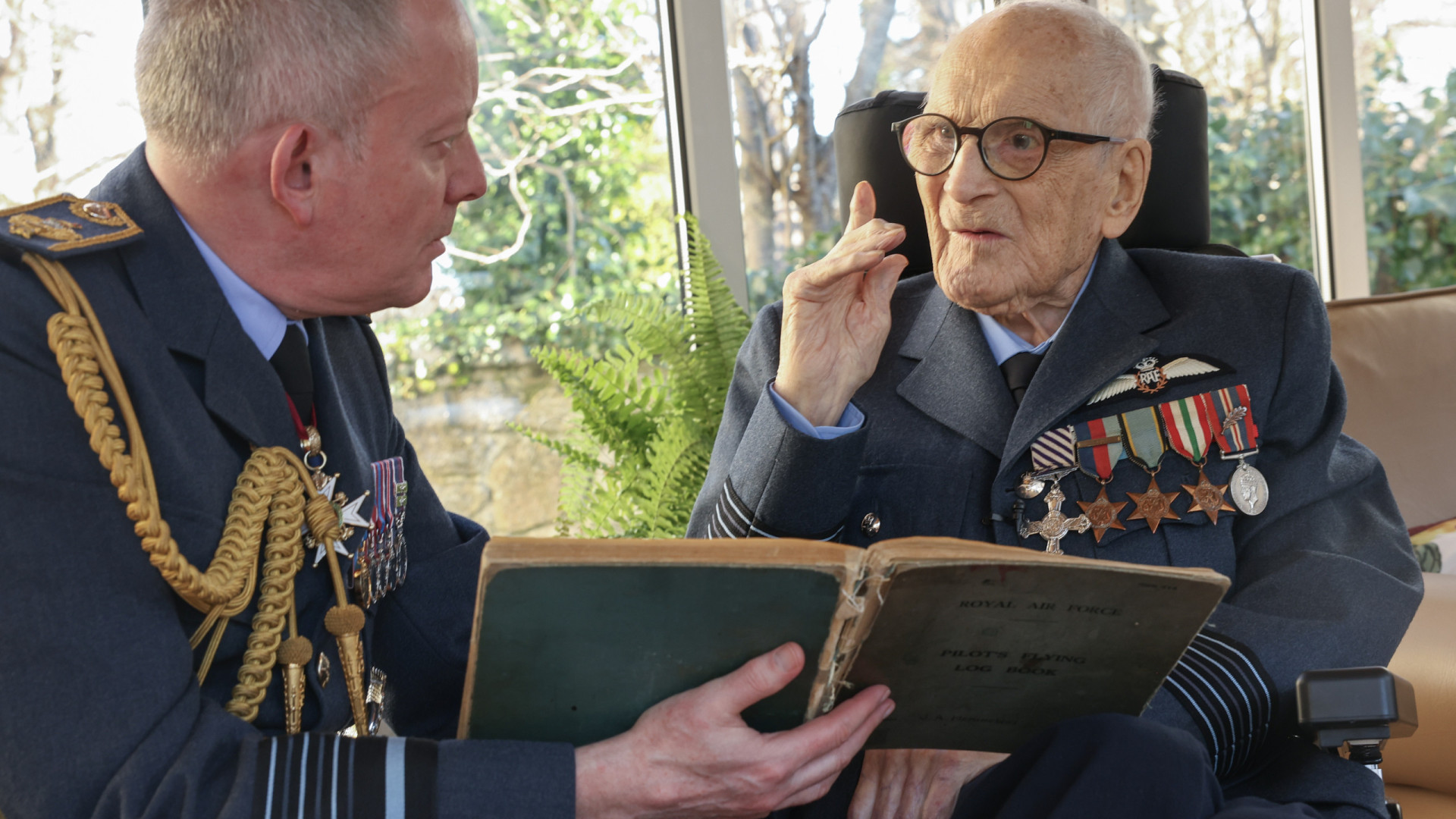 Morreu o último piloto que defendeu Reino Unido dos nazis. Tinha 105 anos