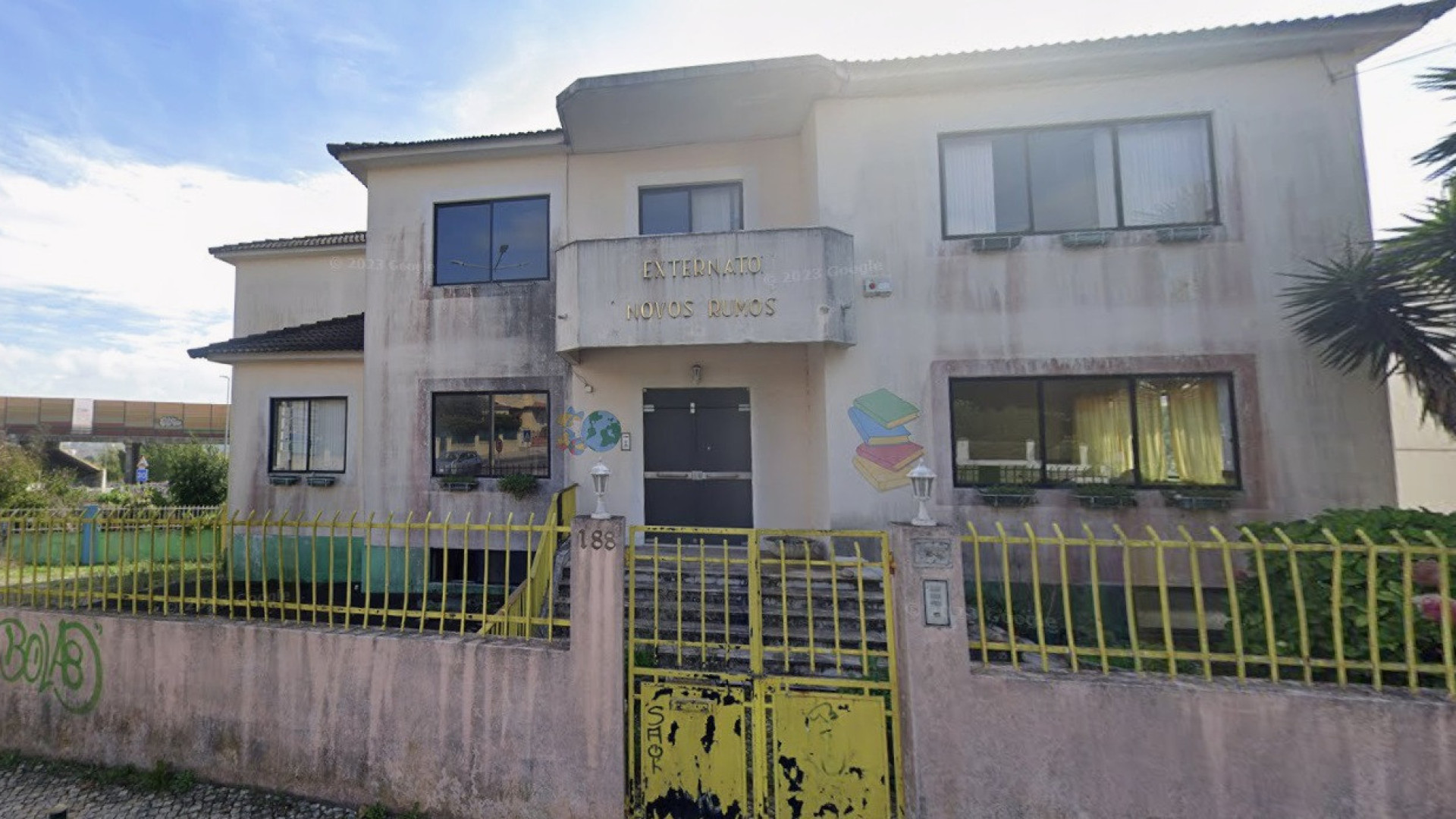 Autoridades fiscalizam antiga escola em Massamá. Cem vivem lá ilegalmente