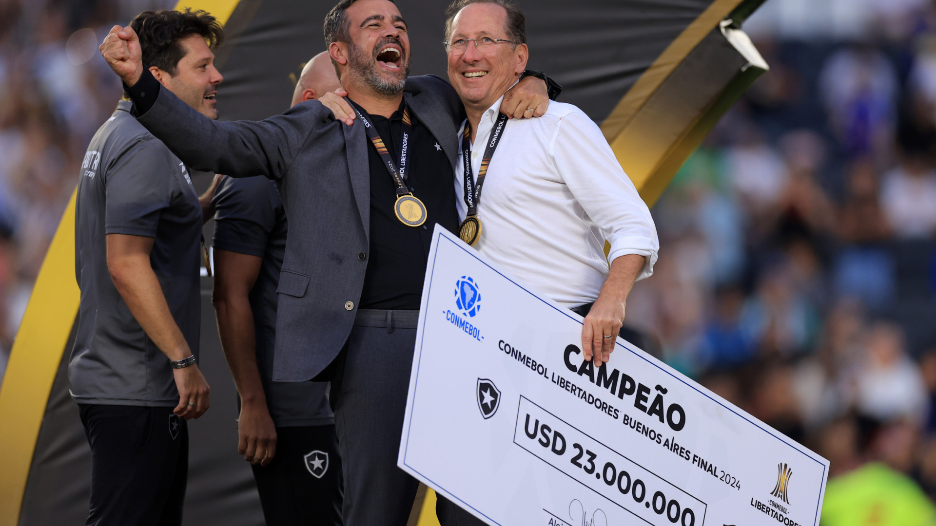Textor 'arrasa' Artur Jorge: 