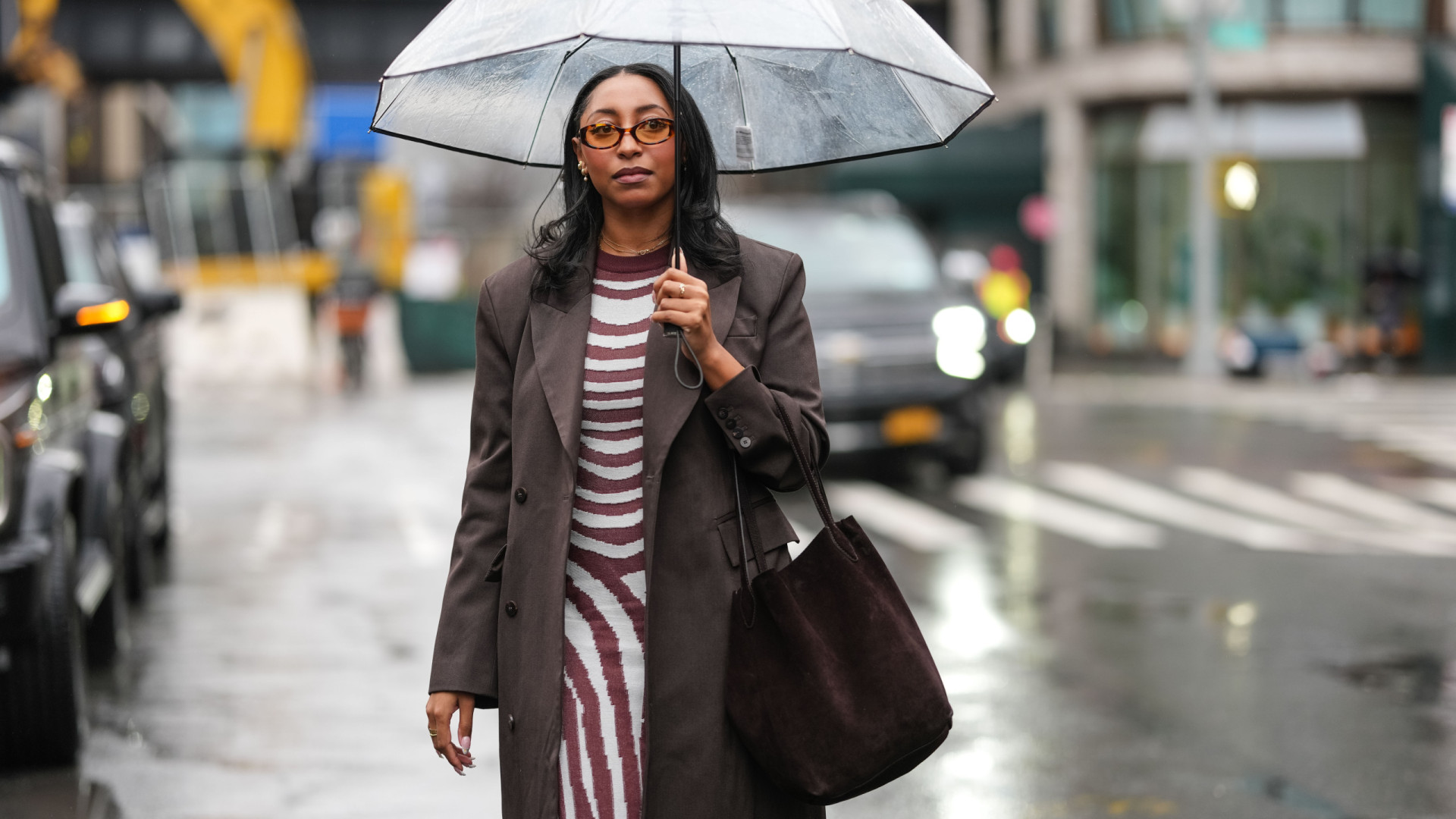 Looks que podem servir de inspiração para os dias de chuva