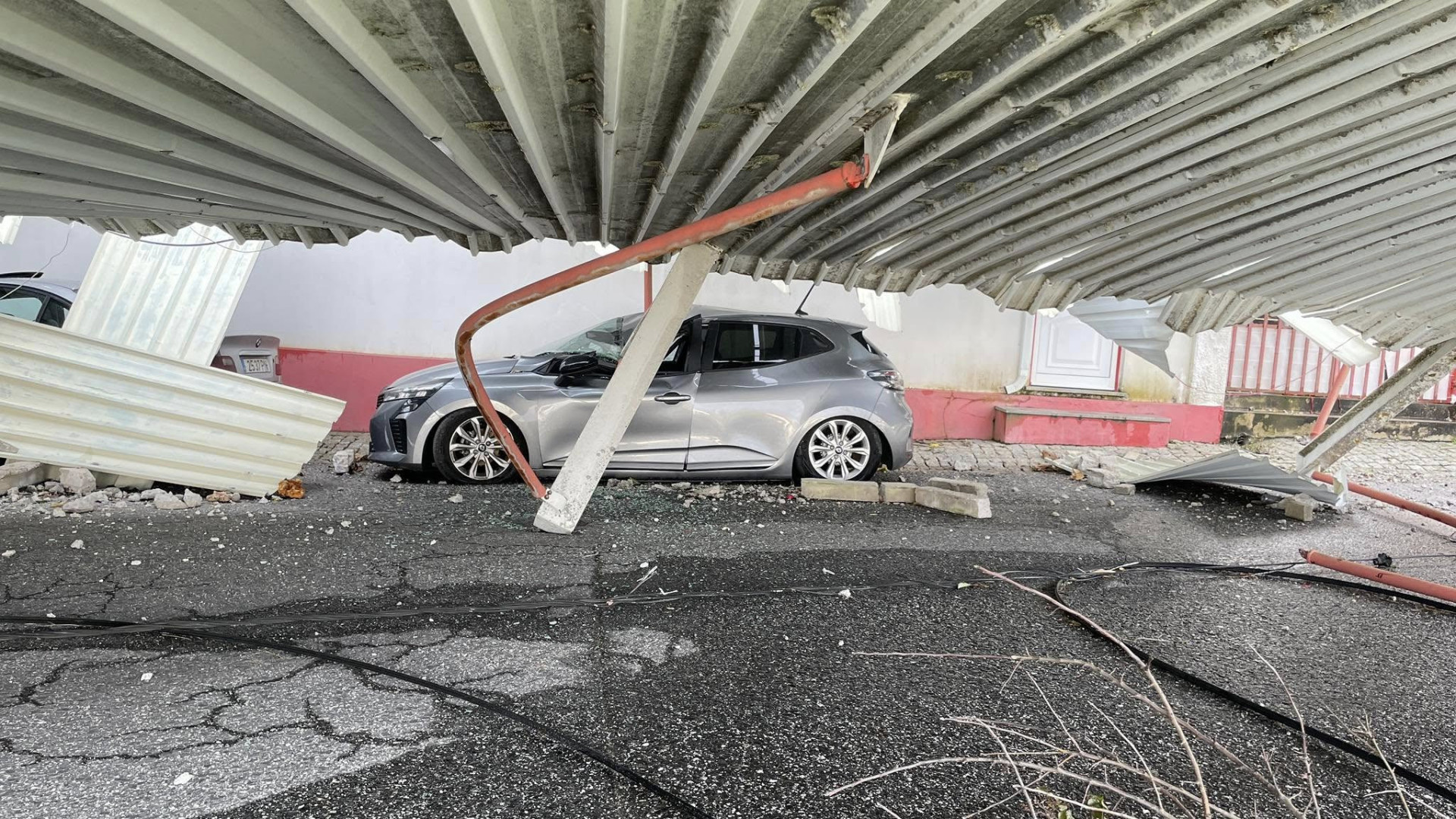 Vento forte provoca destruição em estádio de Oliveira do Hospital