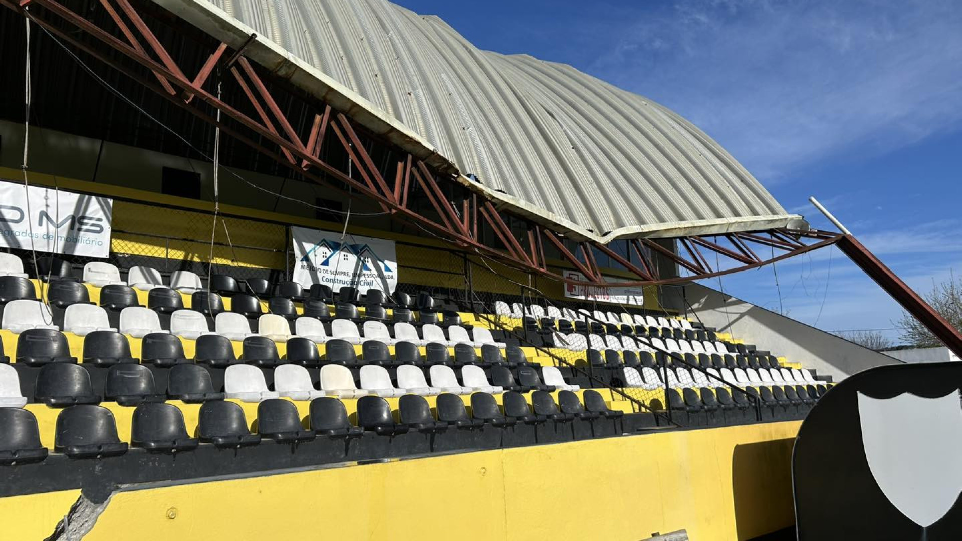 Rajadas de 120km/h deixam rasto de destruição no estádio do Sourense