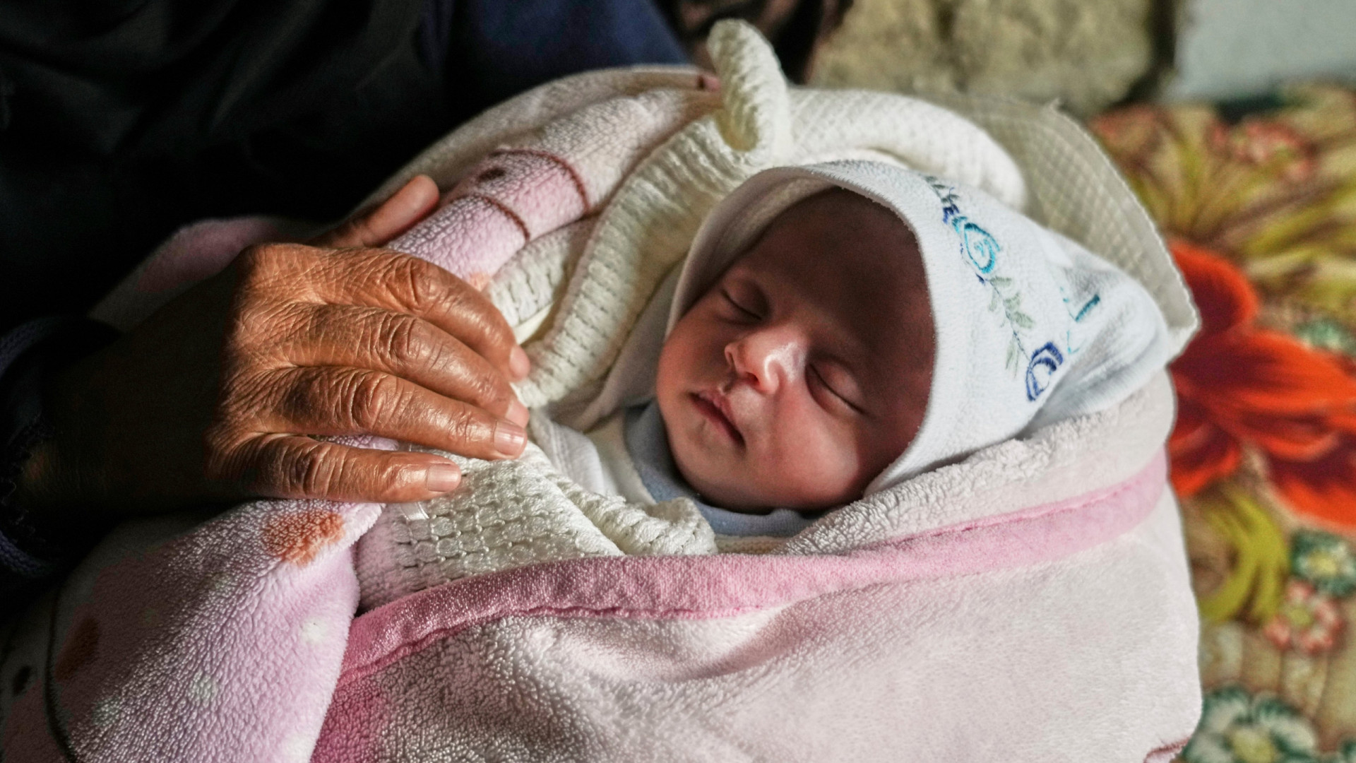 Bebé com 25 dias retirada dos escombros em Gaza. Já só tem os avós
