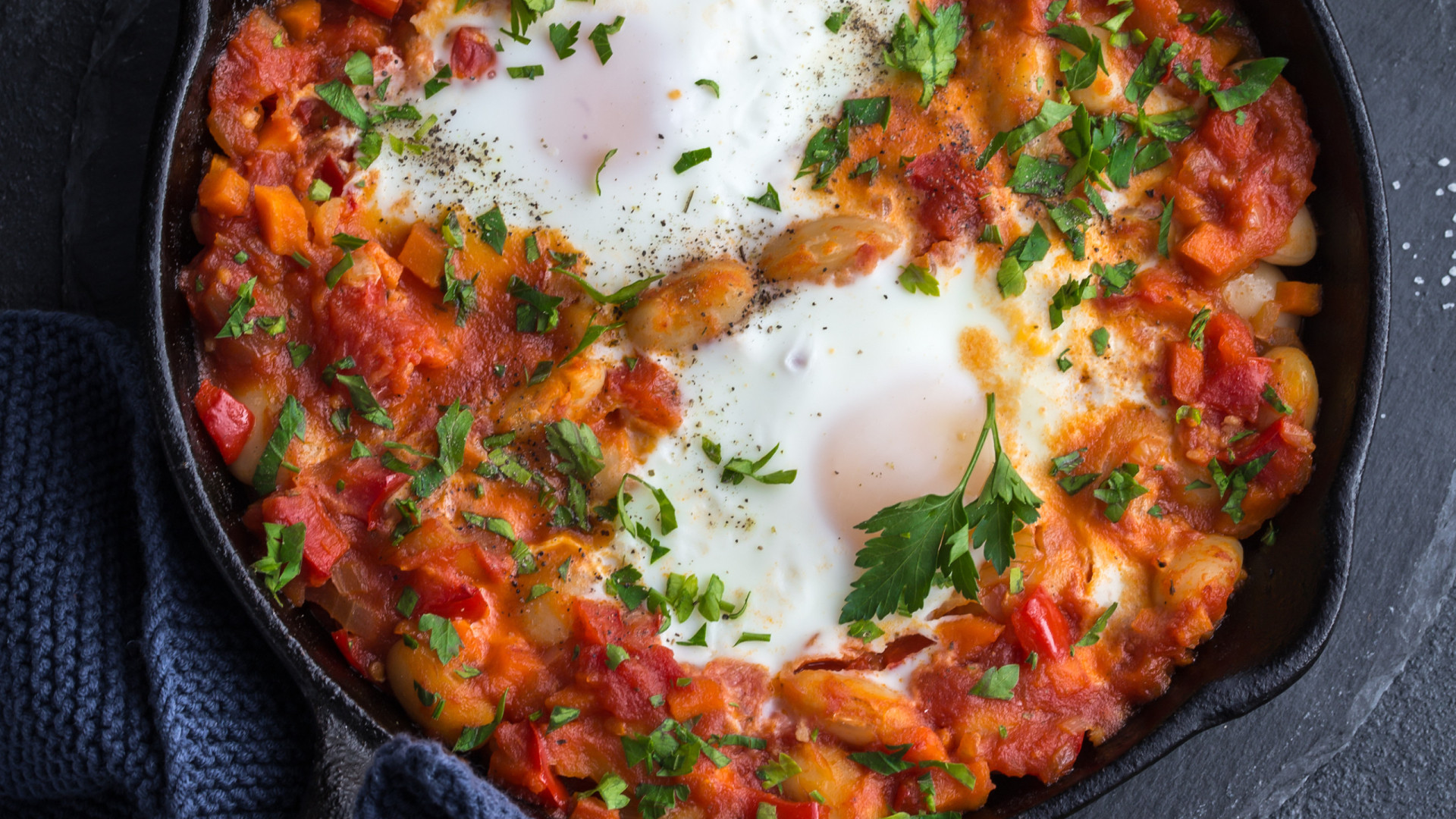 Sabores que se completam! Receita reconfortante de feijão vermelho e ovos