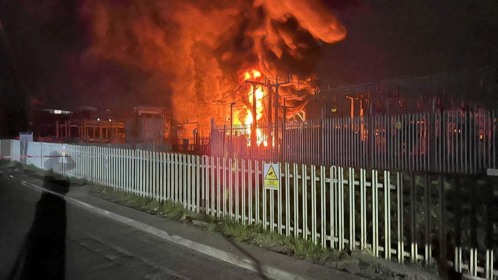 Vídeos mostram incêndio que fechou aeroporto de Heathrow