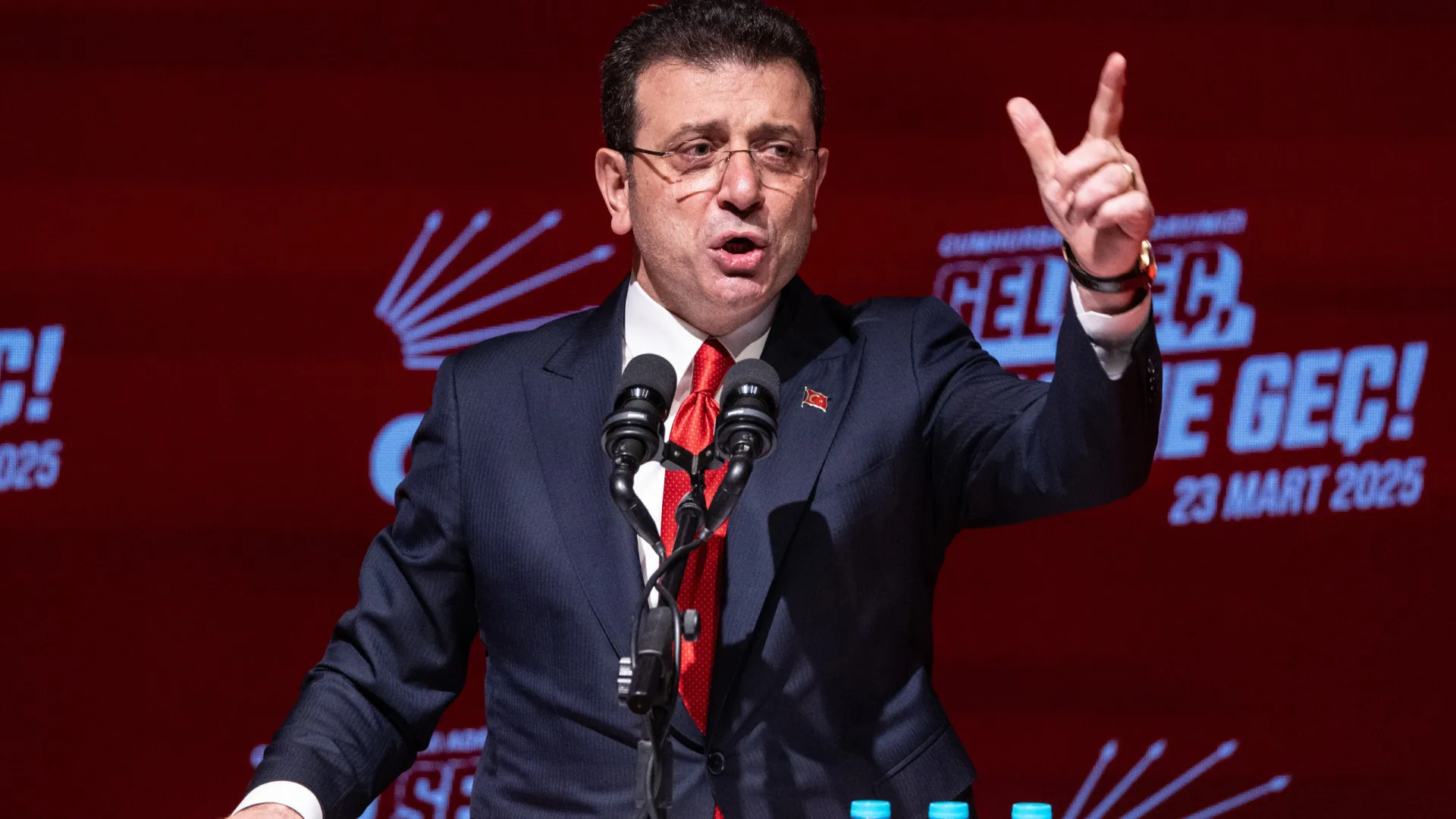 Turquia: Autarca acusado de 142 crimes enfrenta pena até 2.352 anos