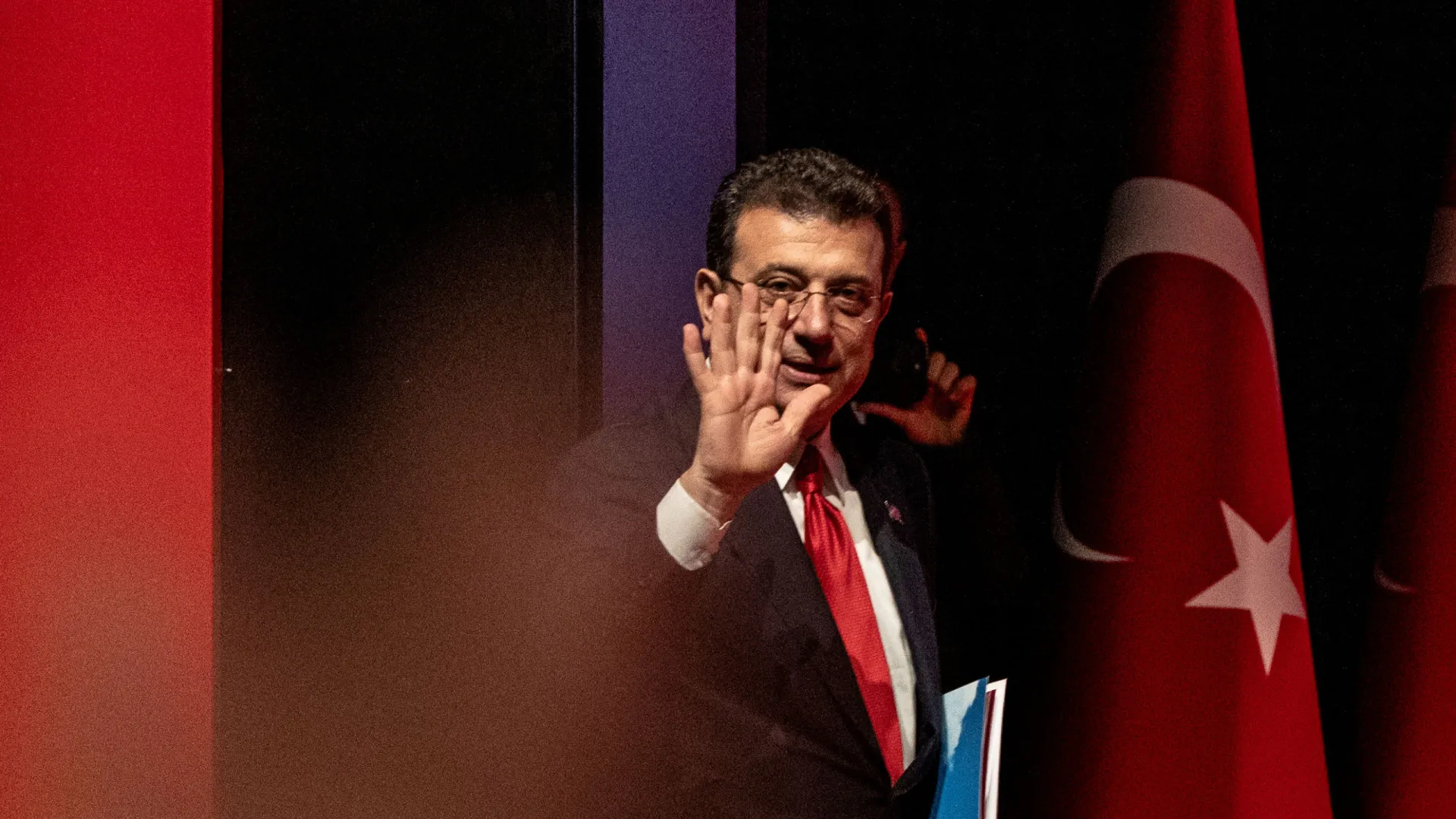 
                    Presidente da Câmara de Istambul preso é alvo de nova investigação
                