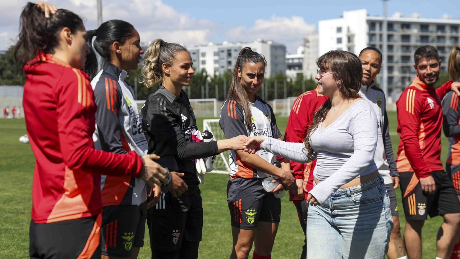 Equipa feminina do Benfica cumpre sonho de jovem adepta