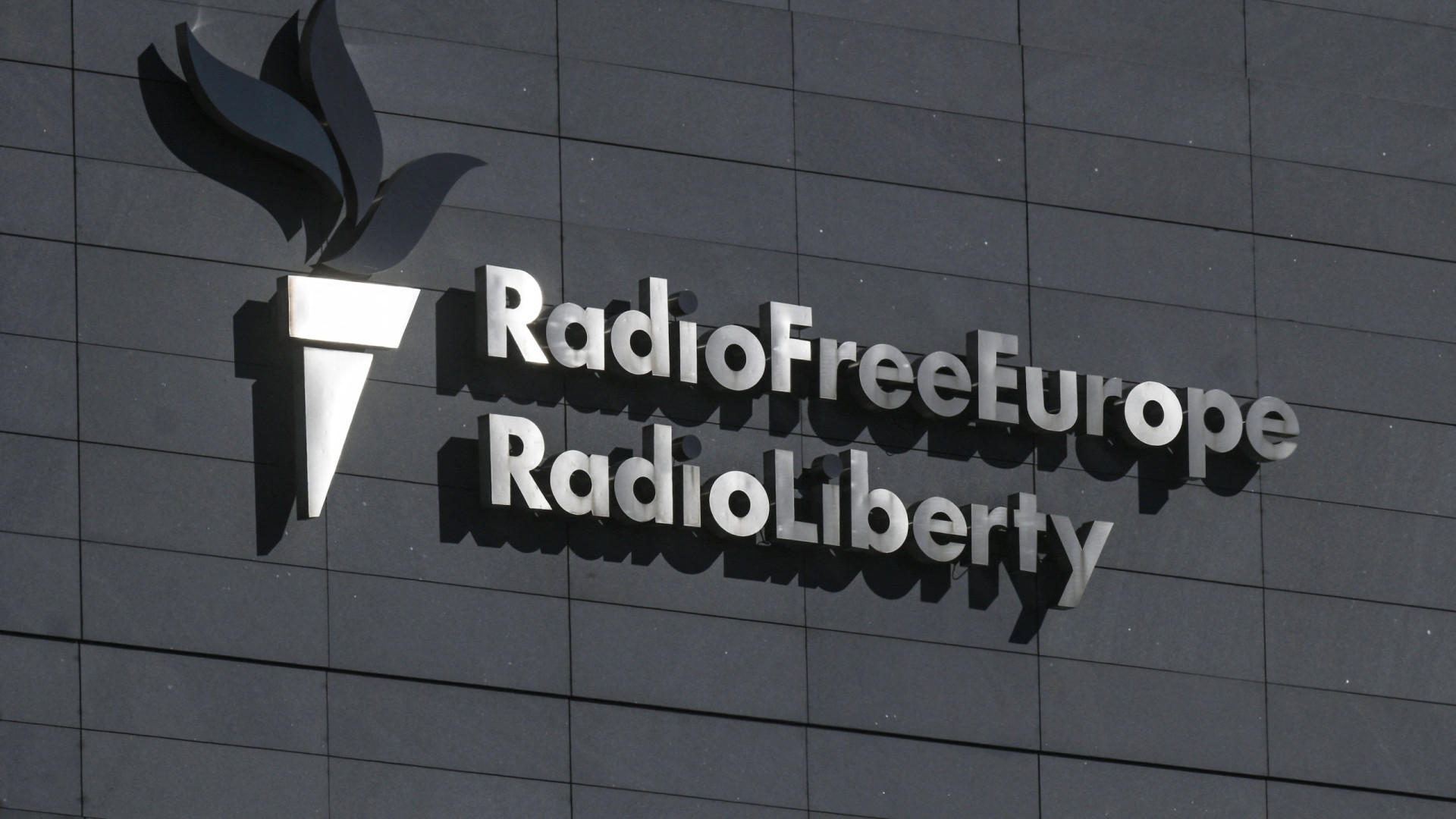 Juiz impede administração Trump de cortar fundos a Rádio Europa Livre