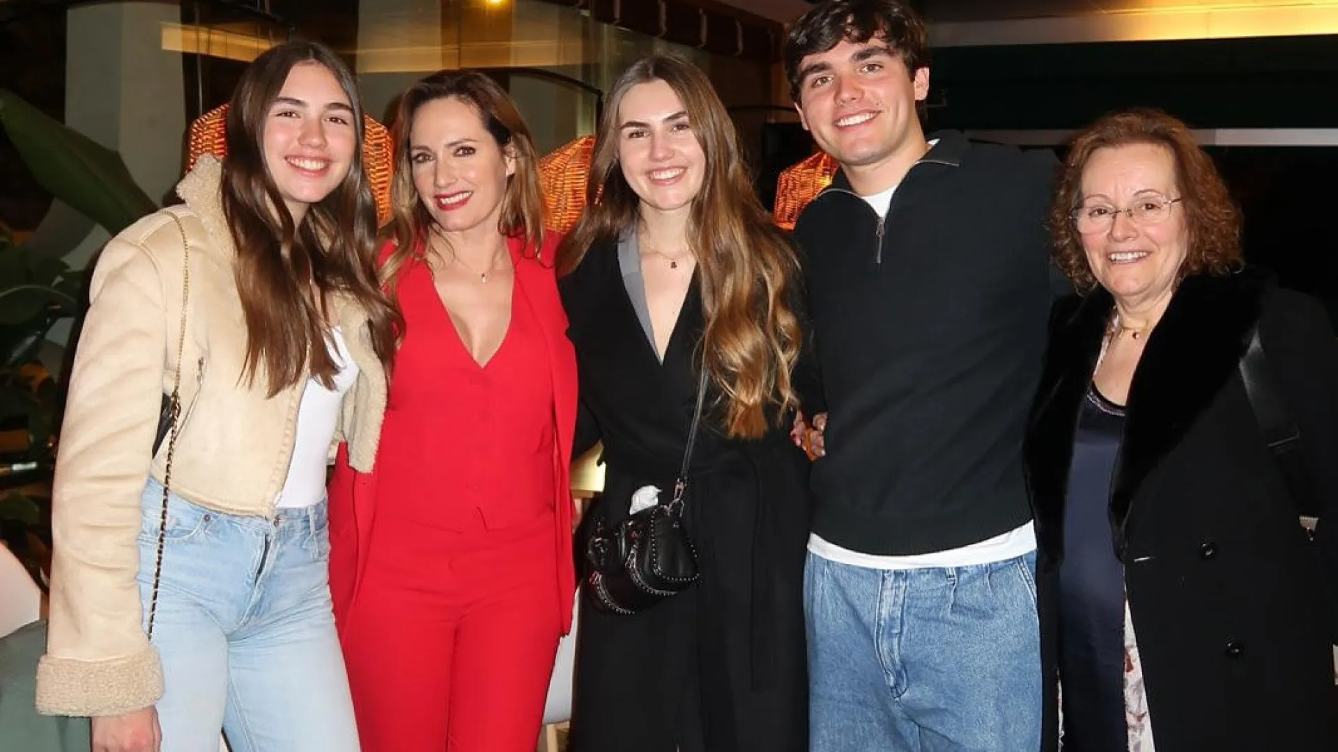 Filhos e amigos reúnem-se para assistir a nova peça de Fernanda Serrano
