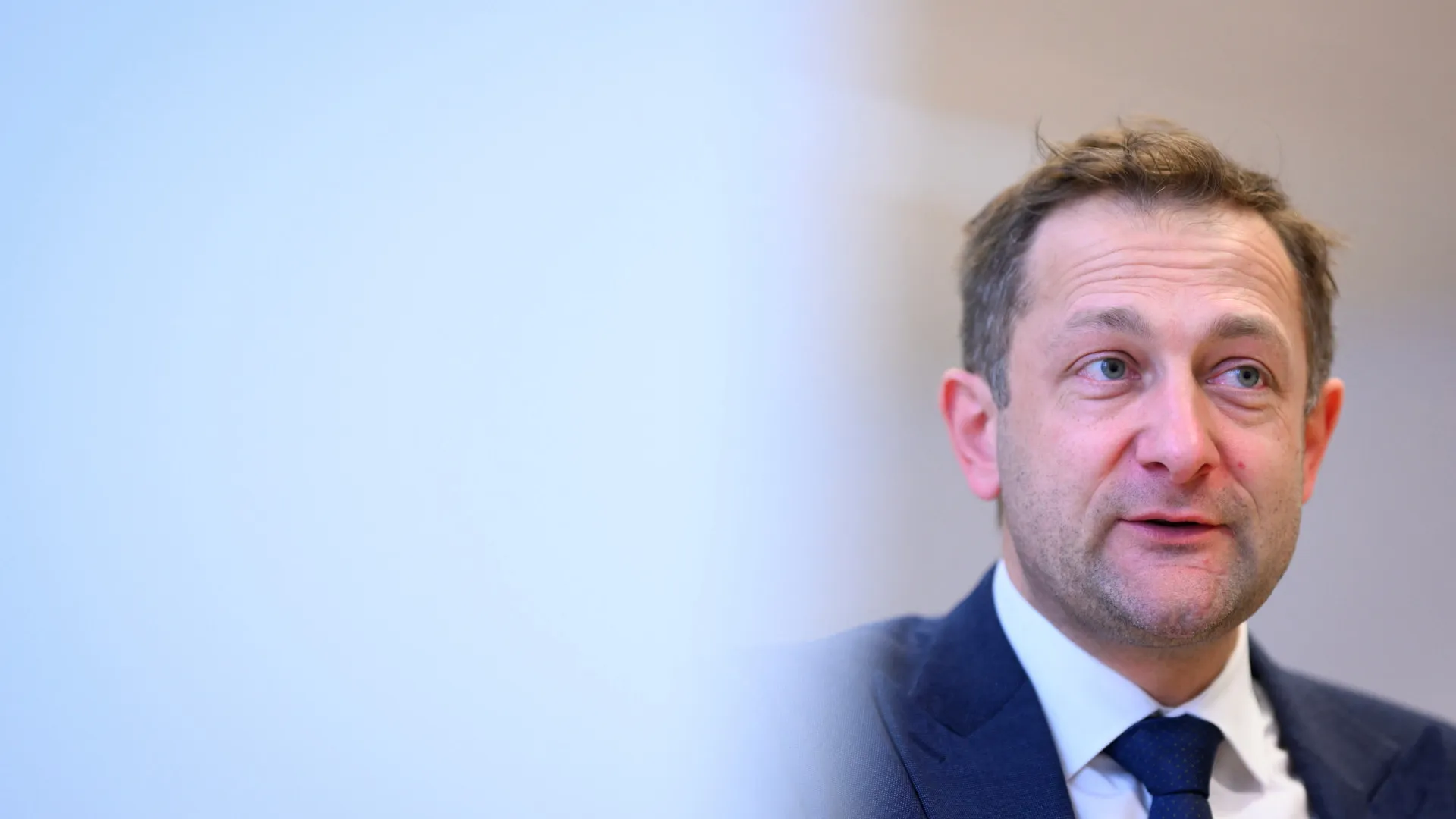 
                    Comissário europeu promete resposta rápida no apoio a Portugal
                