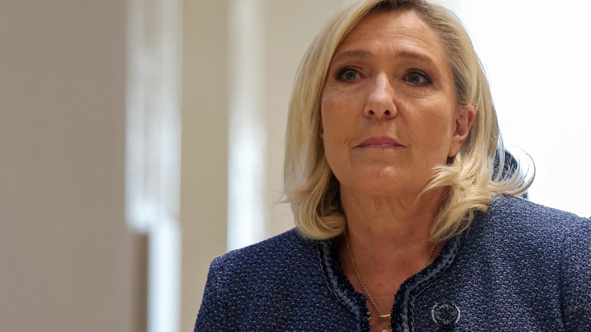 
                    Le Pen quer eleições e avisa que pode censurar o novo primeiro-ministro
                