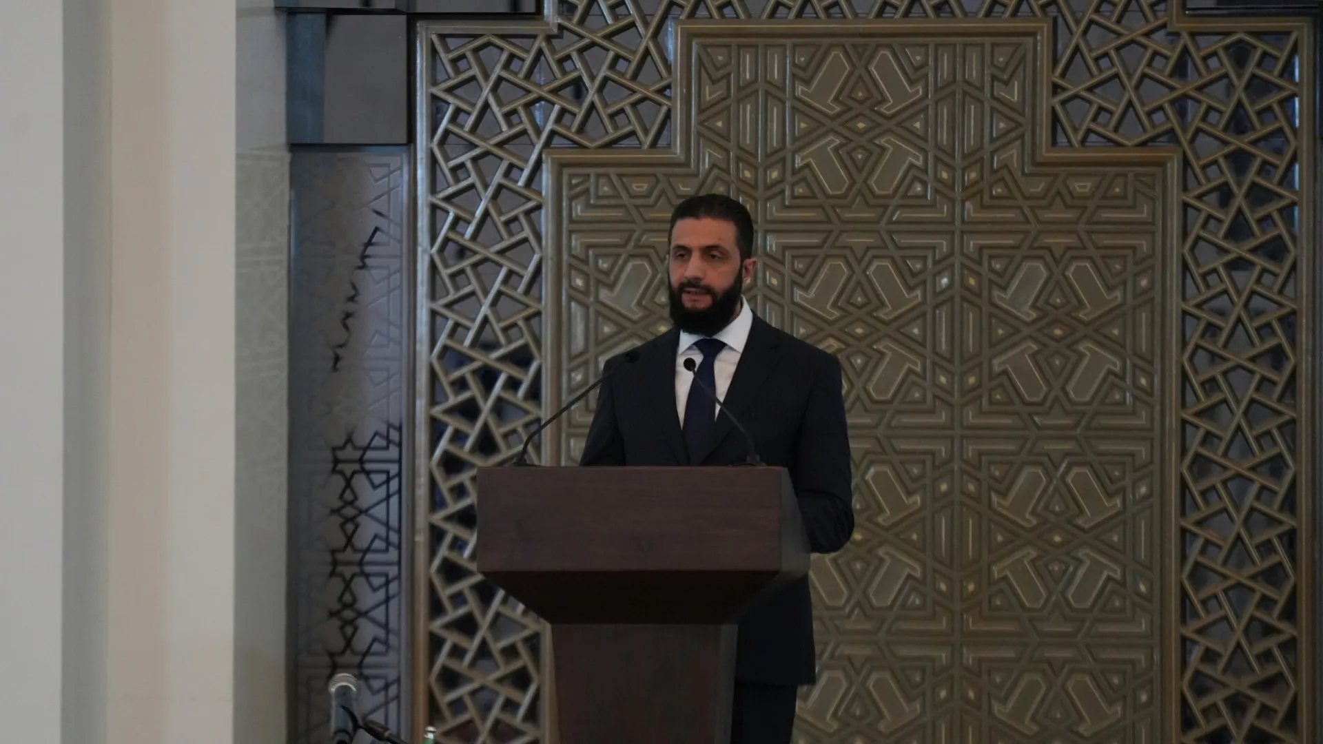 
                    ONU aprova levantamento de sanções contra Presidente de transição sírio
                