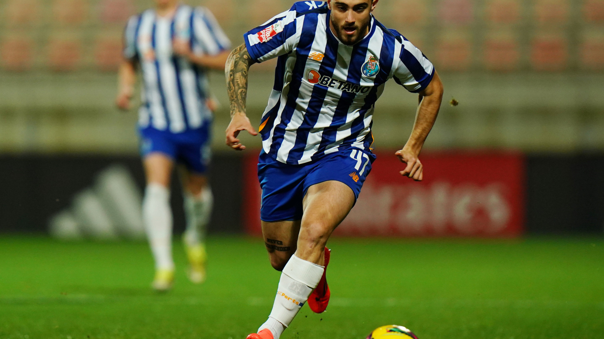 FC Porto 'amarra' Ángel Alarcón a pensar no Mundial de Clubes