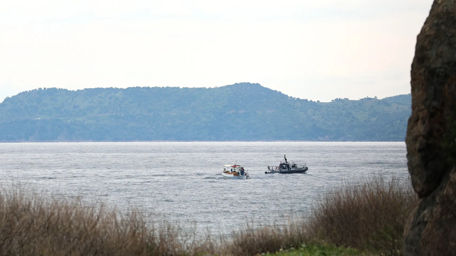 
                    Grécia. Sobreviventes do naufrágio com 15 mortos culpam a Guarda Costeira
                