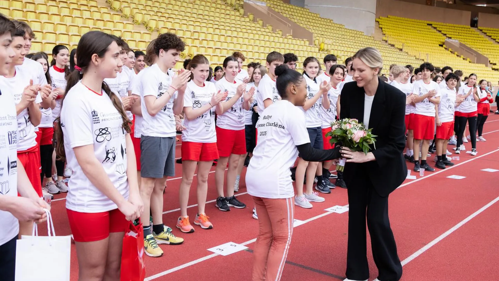 Princesa Charlene 'quebra protocolo' com escolha inusitada de calçado