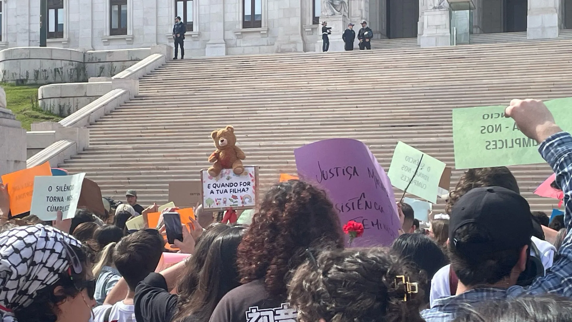 "Violação não tem perdão". Centenas protestam em frente ao Parlamento