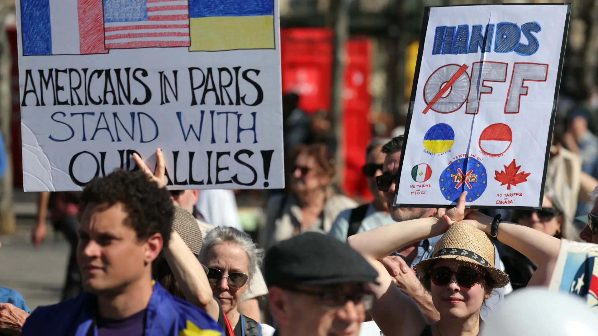 Protesto em Paris apela ao boicote de produtos e veículos dos EUA