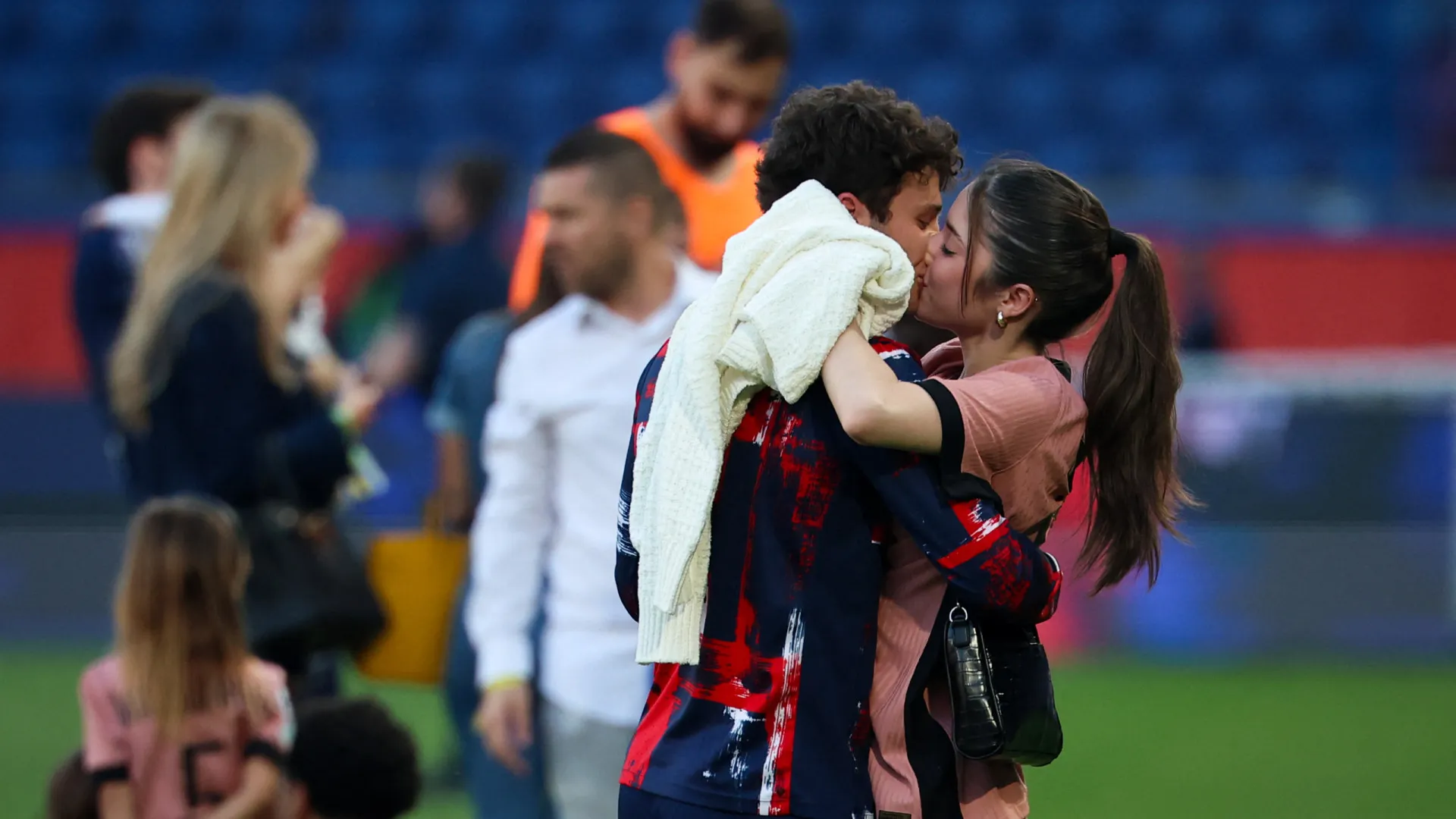 João Neves é campeão, 'manda namorada ao chão' e dá beijo apaixonado