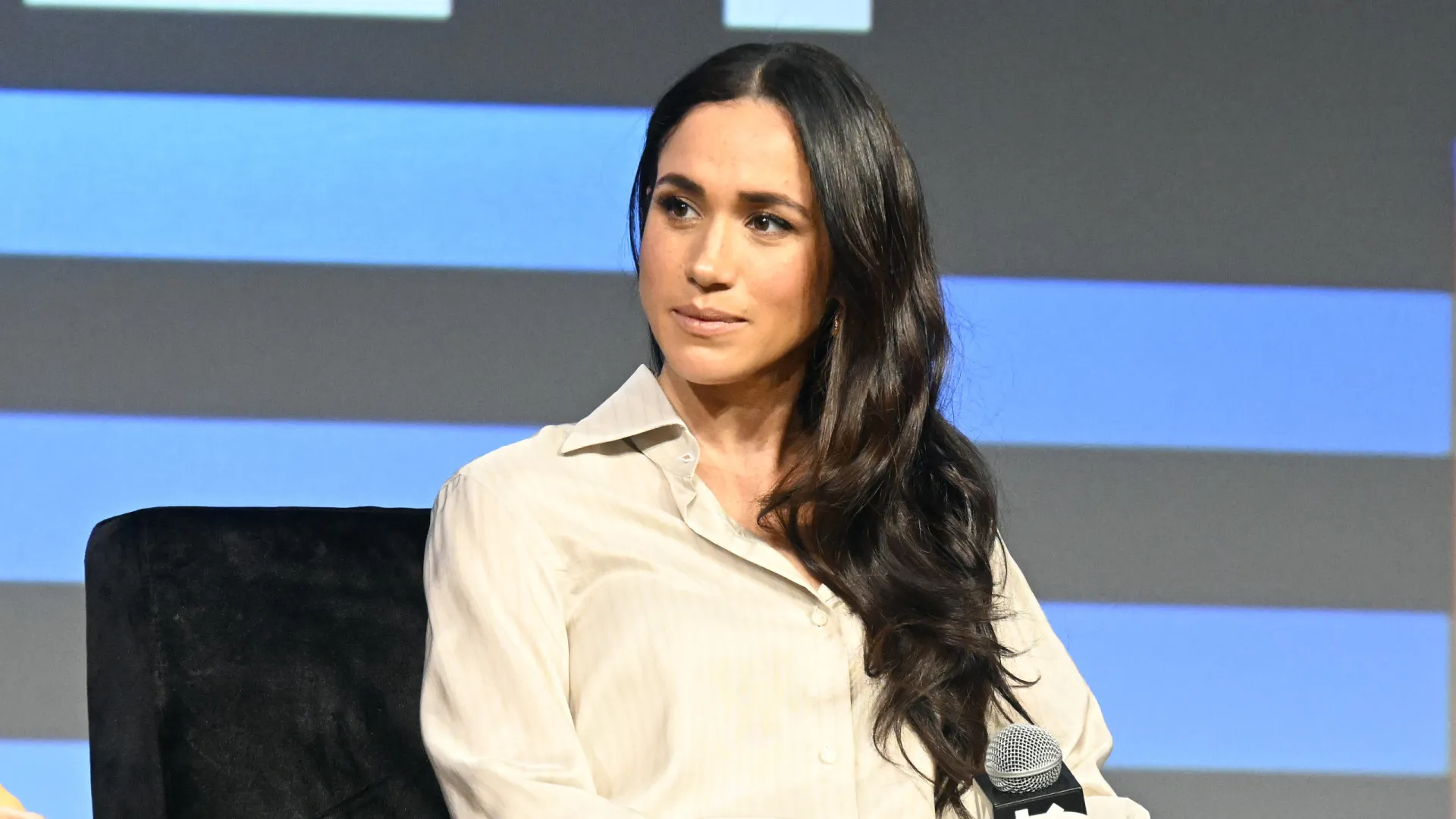 
                    Meghan Markle acusada de pouca higiene a preparar peru. 