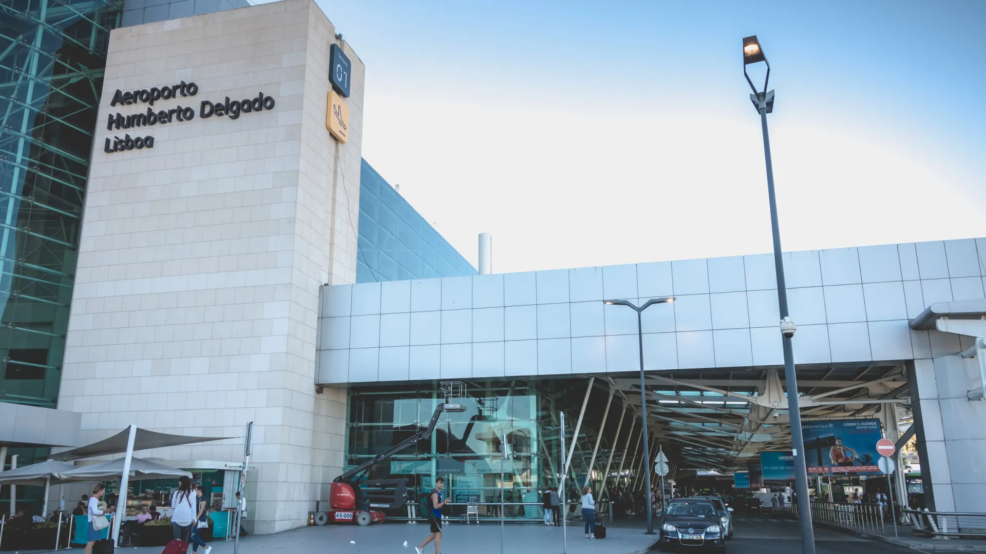 
                    Três detidos em fuga no Aeroporto de Lisboa. Um por burla de 153 milhões
                