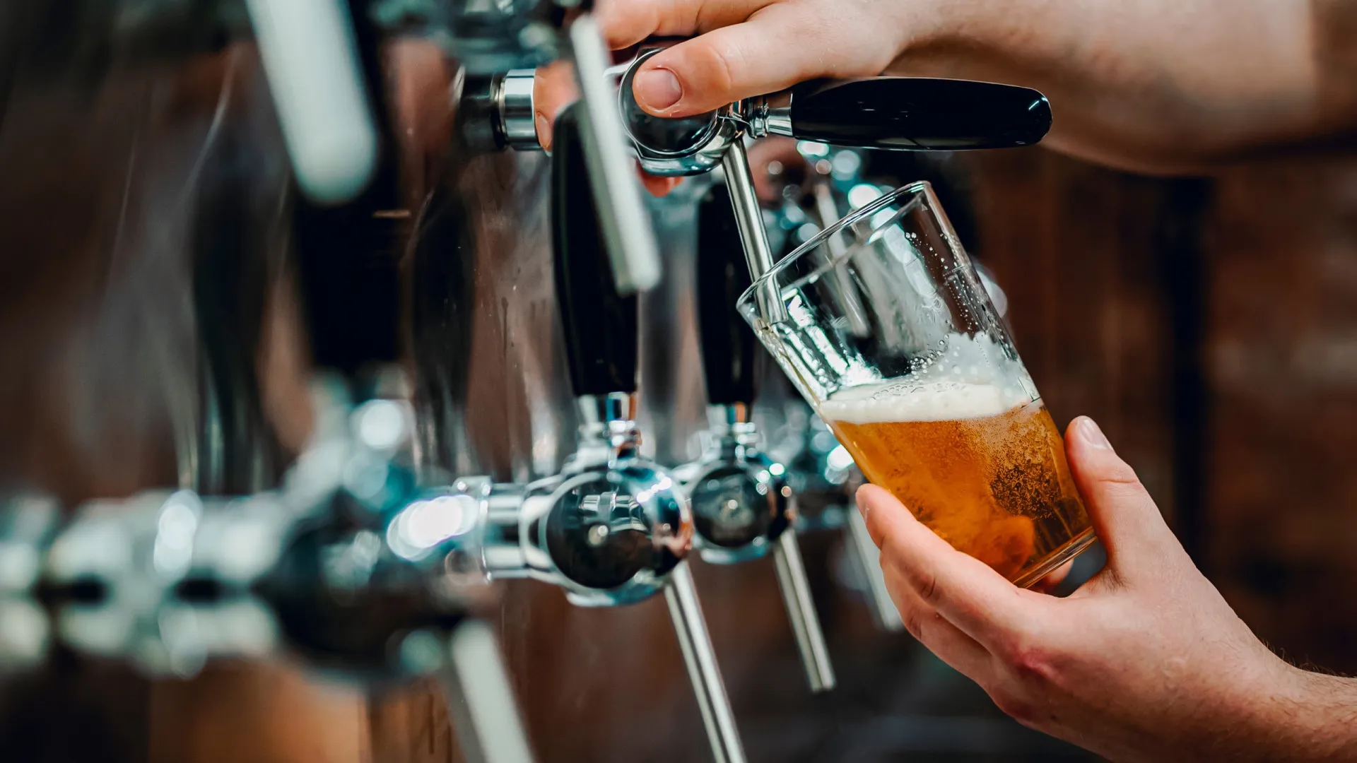 
                    Bar nos EUA oferece bebida a quem ajudar ICE a deportar imigrante ilegal
                