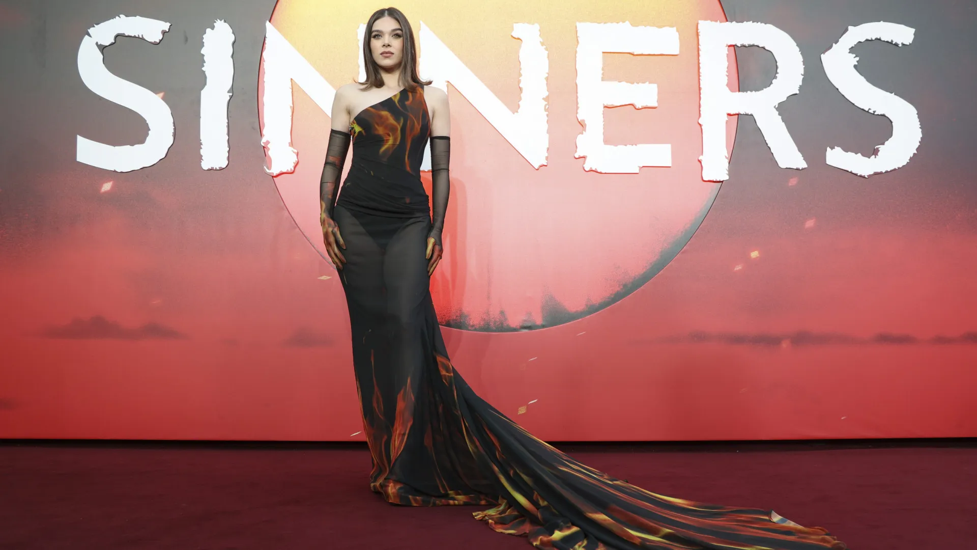 Hailee Steinfeld com look em 'chamas'. O elegante e transparente vestido