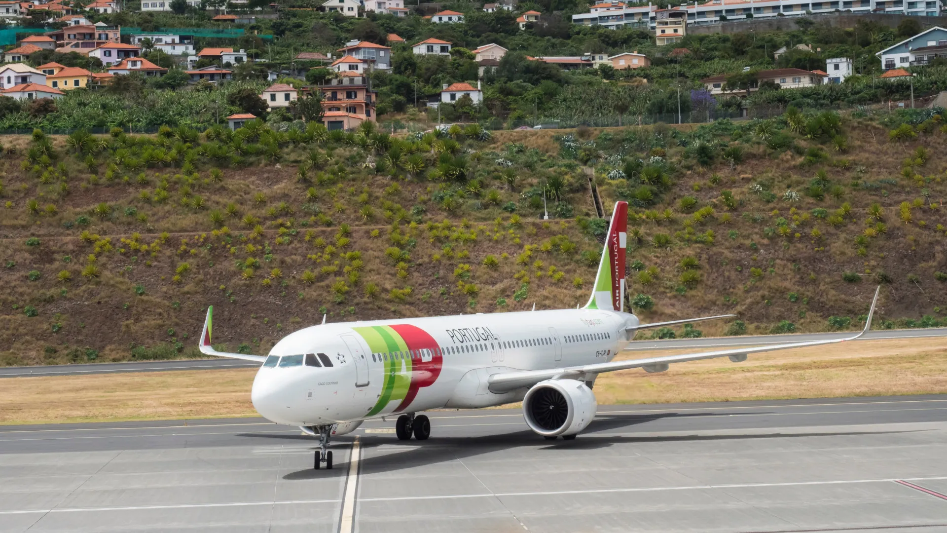 
                    Governo da Madeira repudia aumento de taxas nos voos no Natal e Ano Novo
                