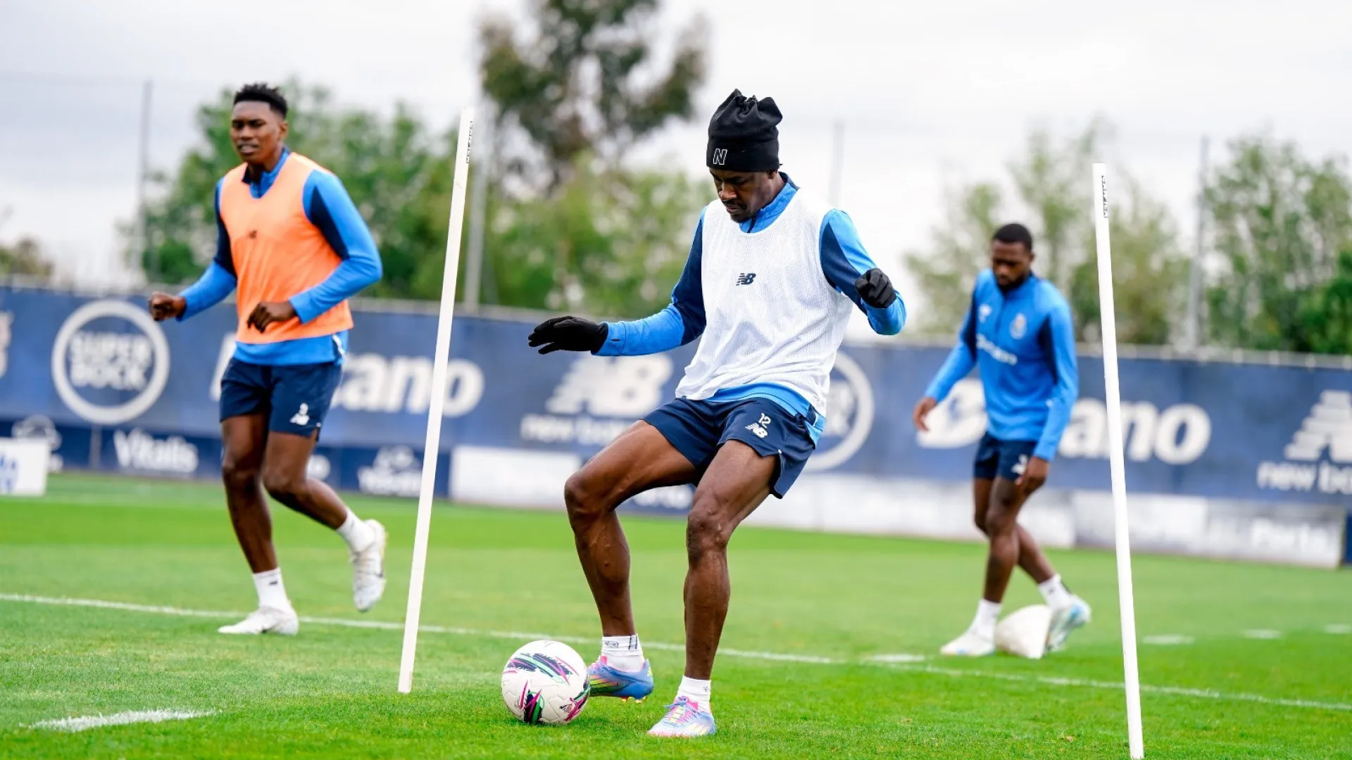 Muitos sorrisos e animação no último 'assalto' do FC Porto ao Famalicão