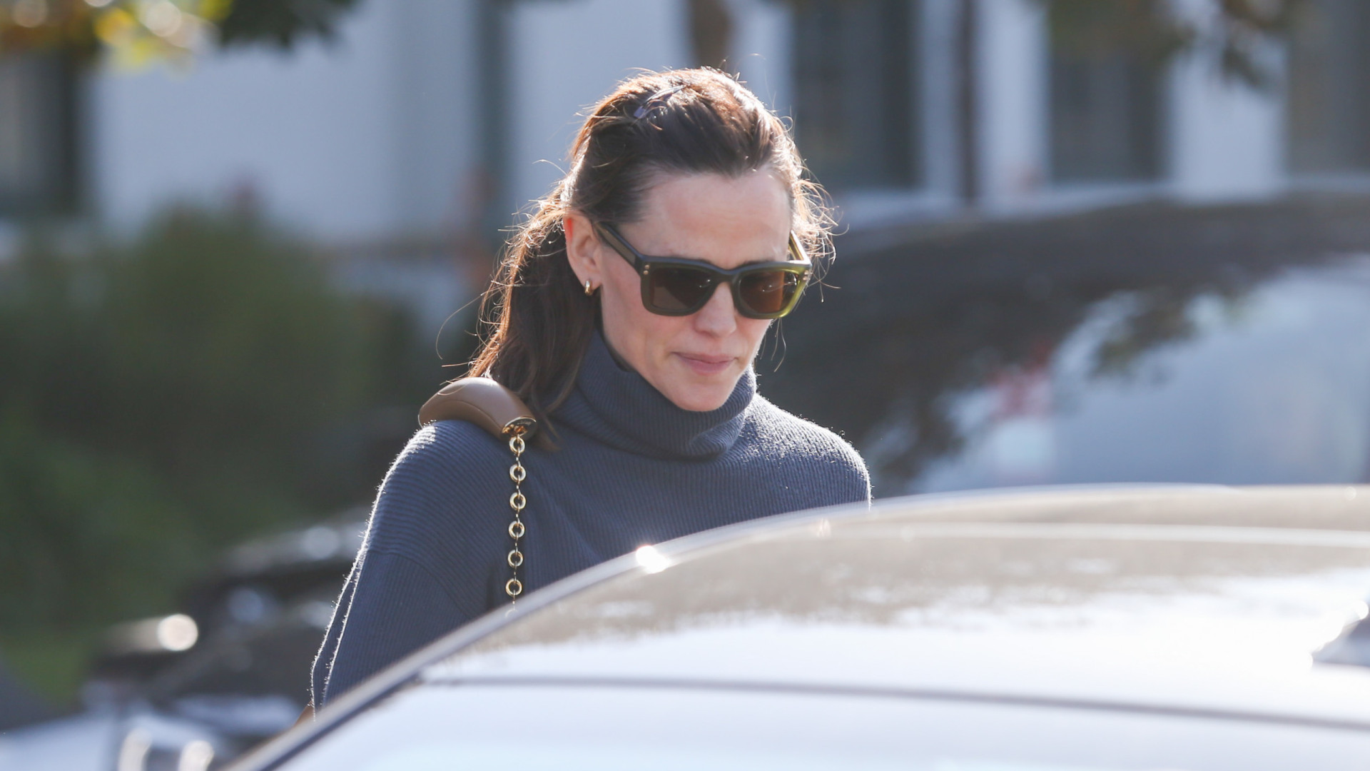 Jennifer Garner fotografada aos beijos e não, não é Ben Affleck