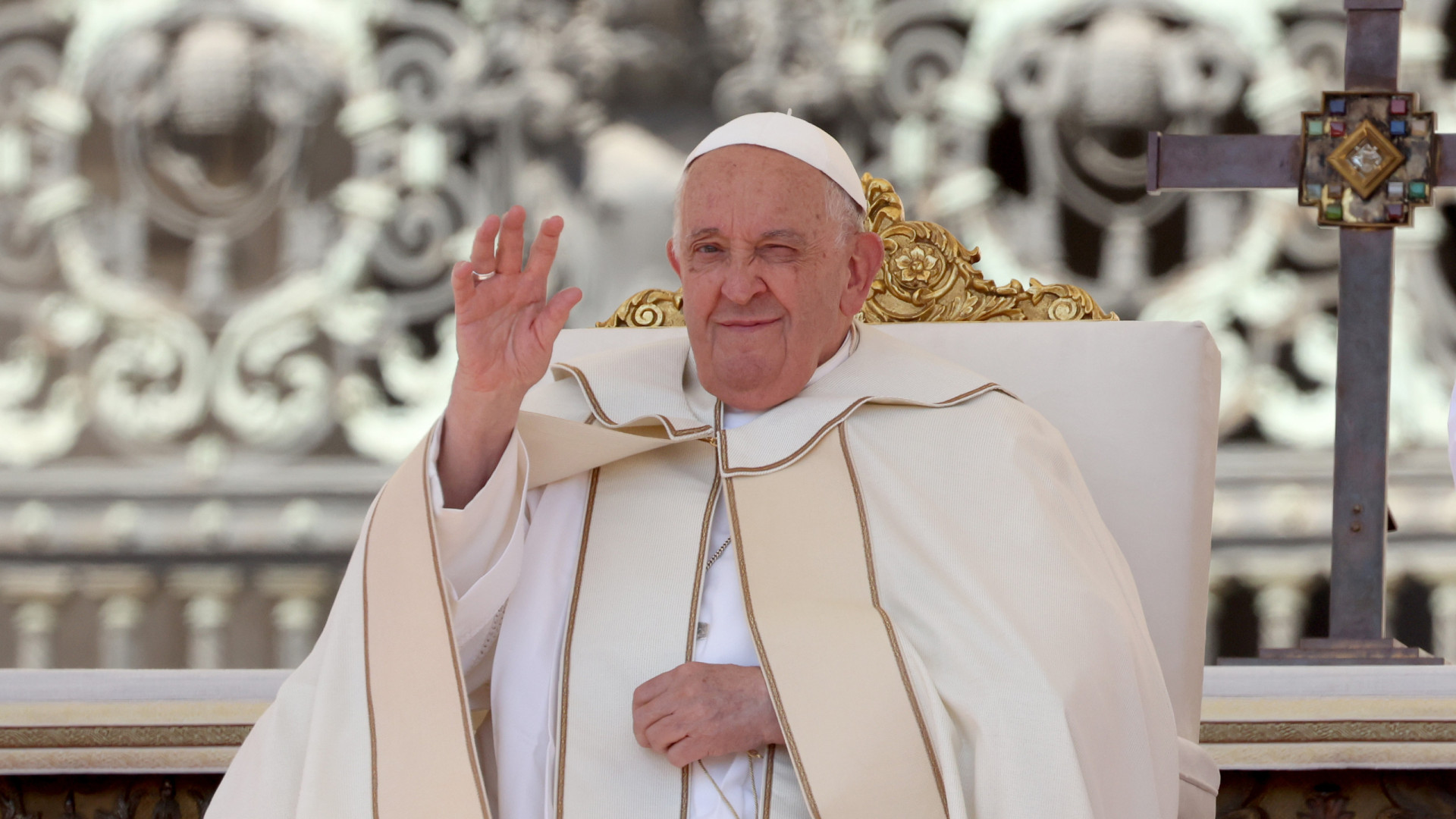 AO MINUTO: Mundo chora morte de Francisco; Governo decreta luto nacional