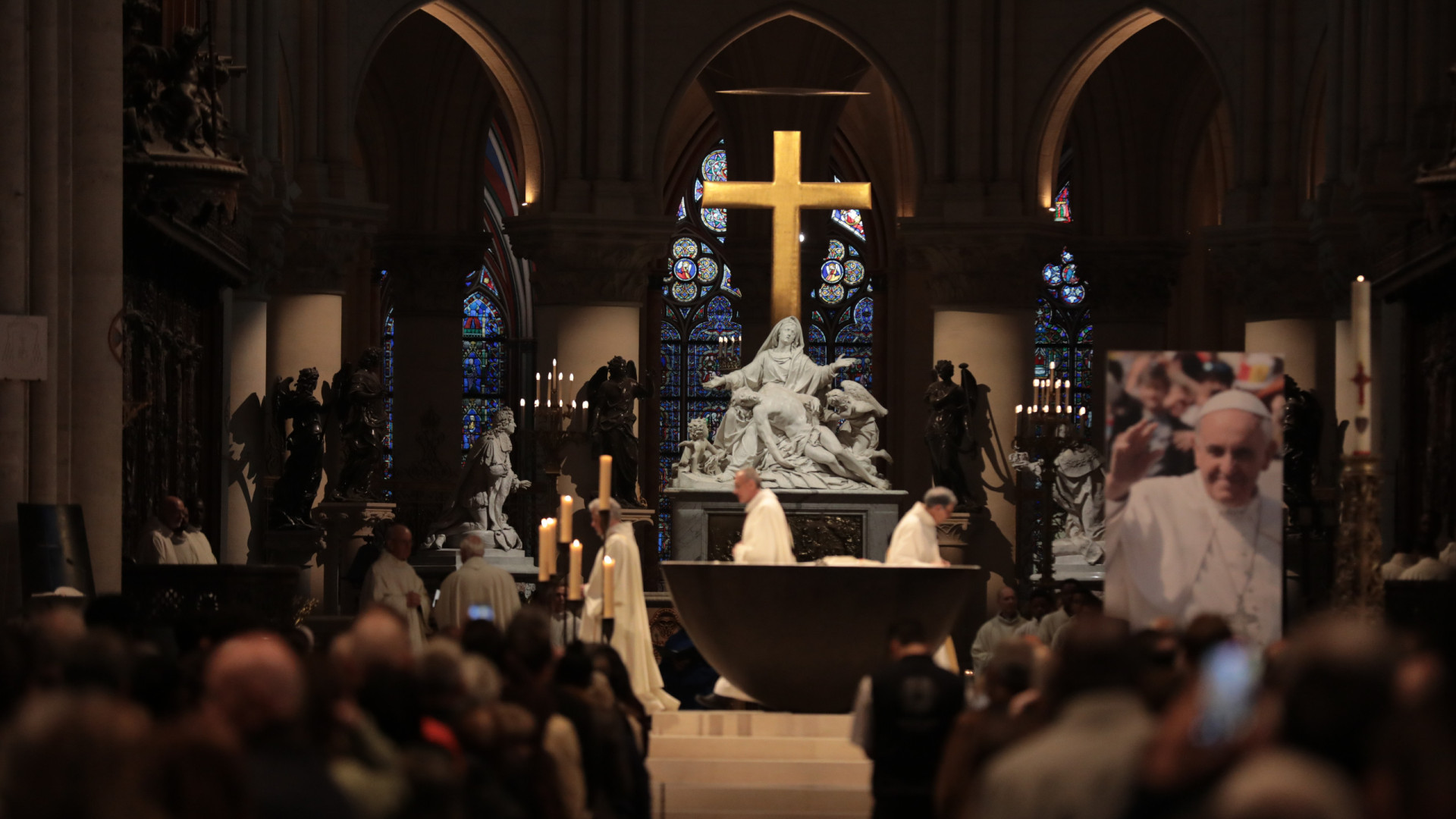 Centenas na Catedral de Notre-Dame para homenagear Papa Francisco