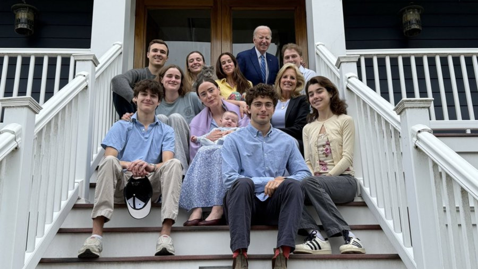 Photoshop 'coloca' Joe Biden em fotografia de família da Páscoa?