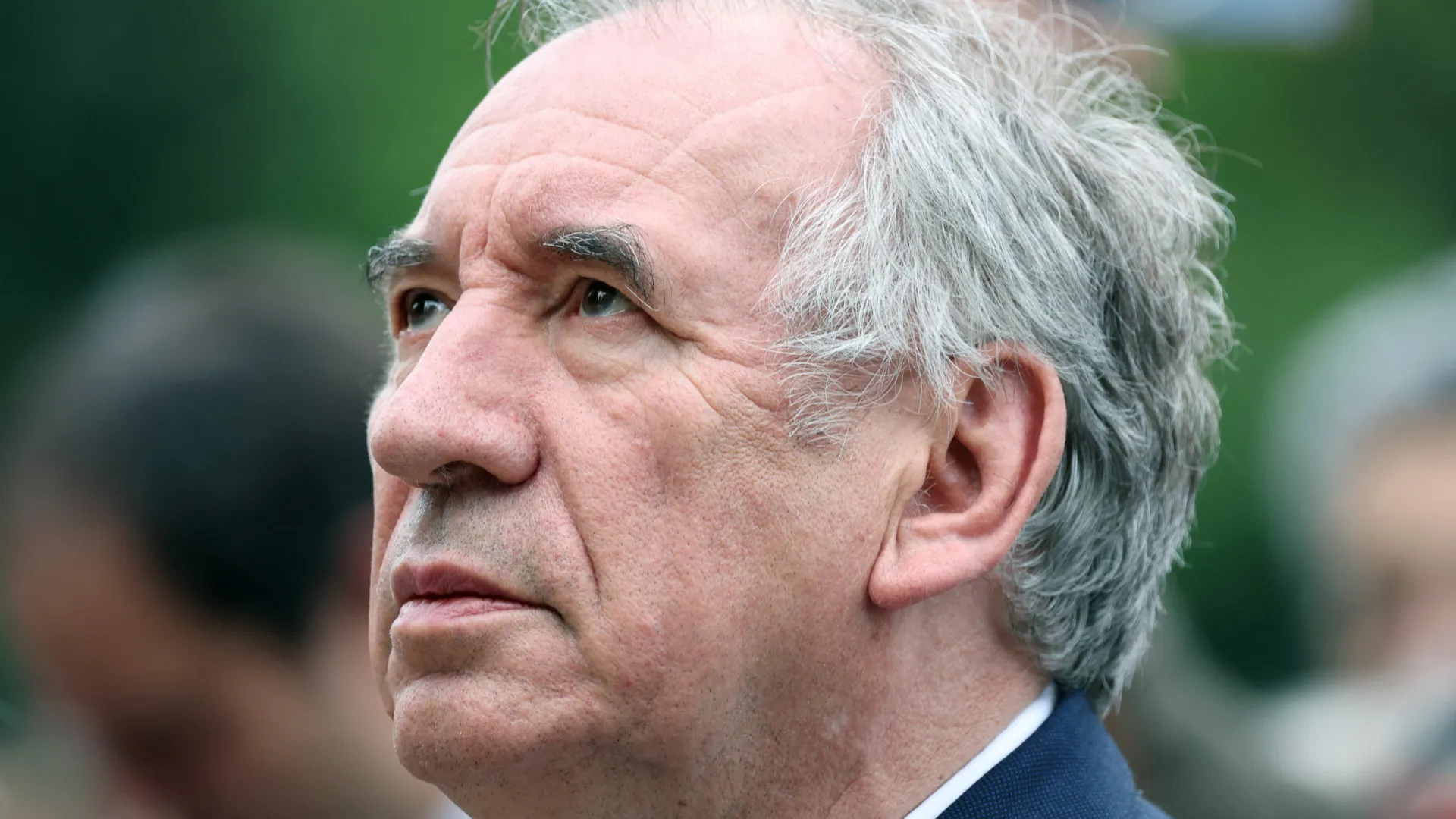 
                    François Bayrou pede 