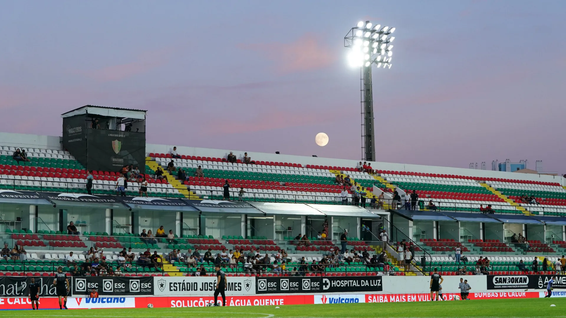 
                    Estrela da Amadora e Estoril fecham ronda em busca de um 'sorriso'
                