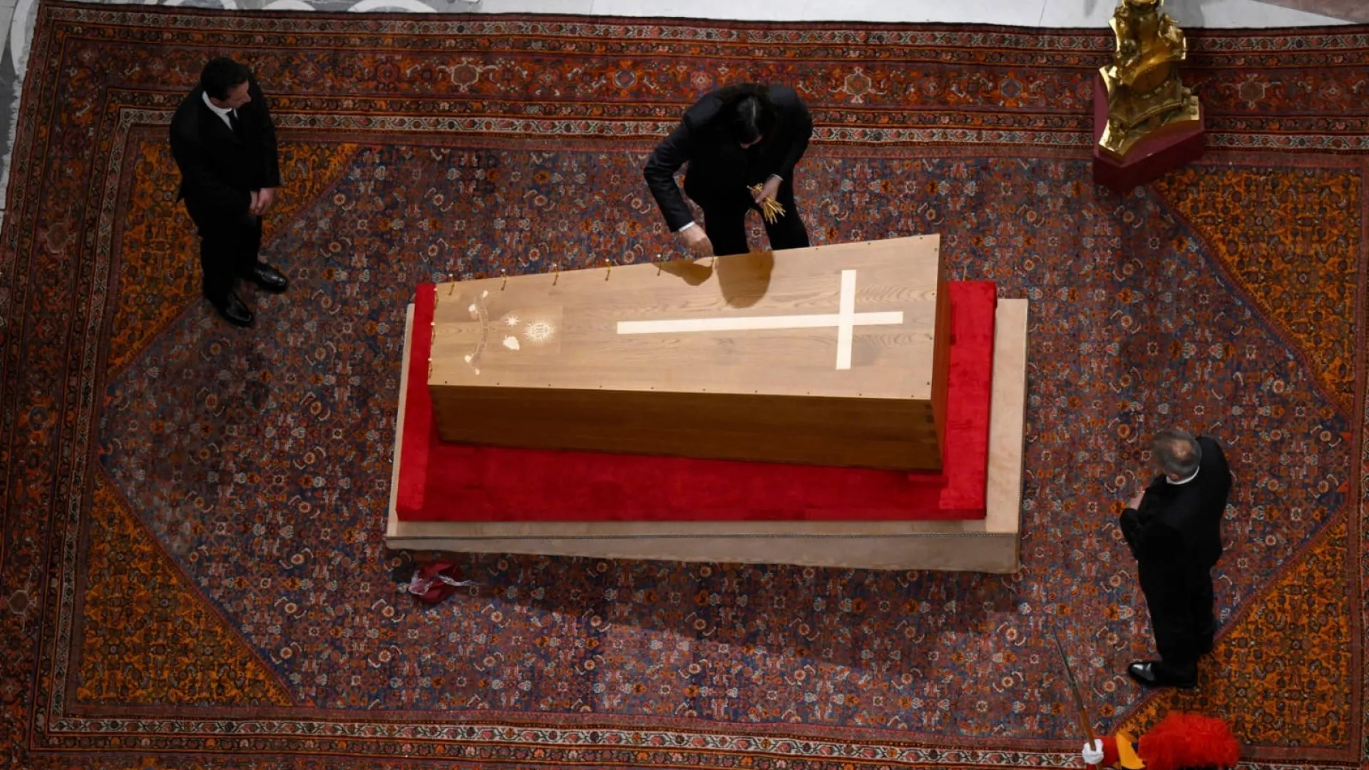 Vaticano divulga imagens do fecho da urna do Papa Francisco