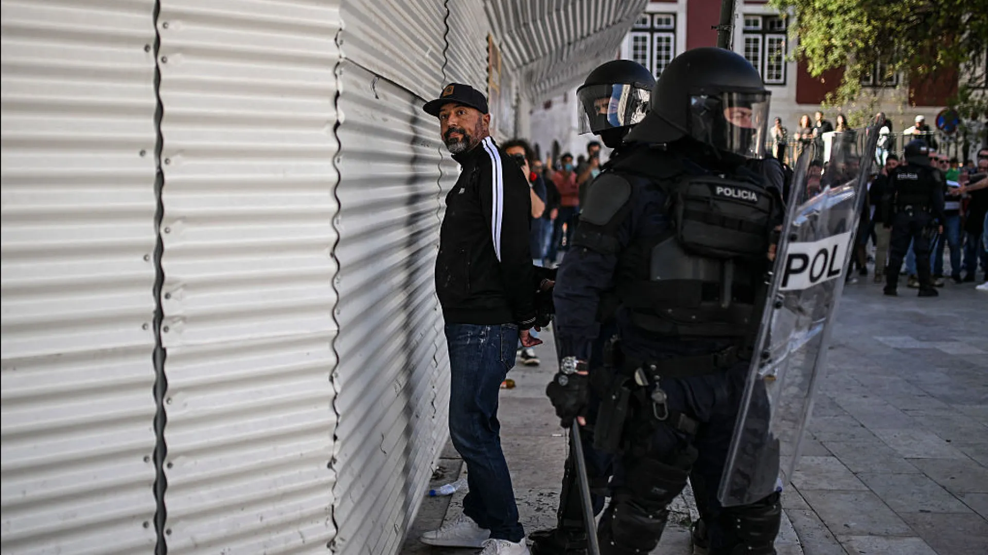 
                    Três militantes do Chega entre detidos na megaoperação contra neonazis
                