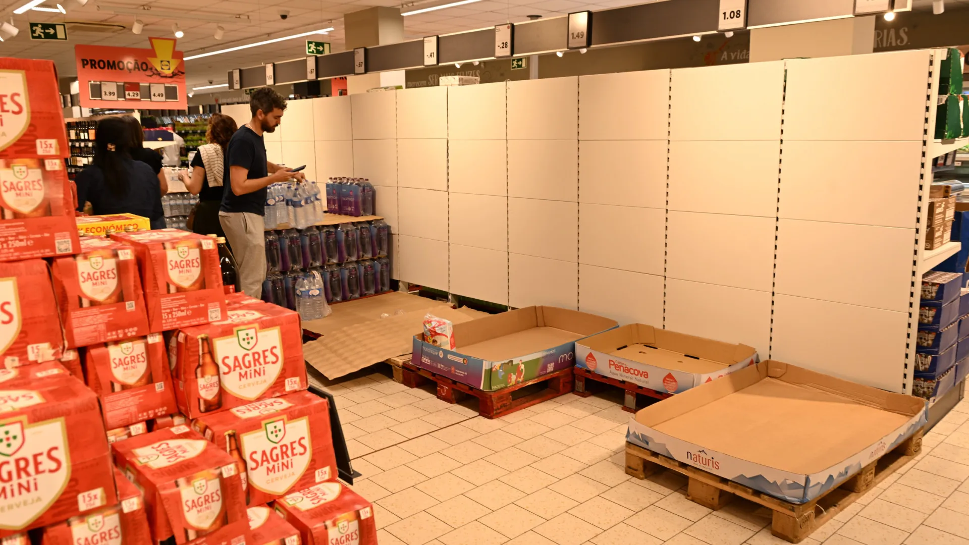 'Apagão' gera corrida aos supermercados. Já há prateleiras vazias