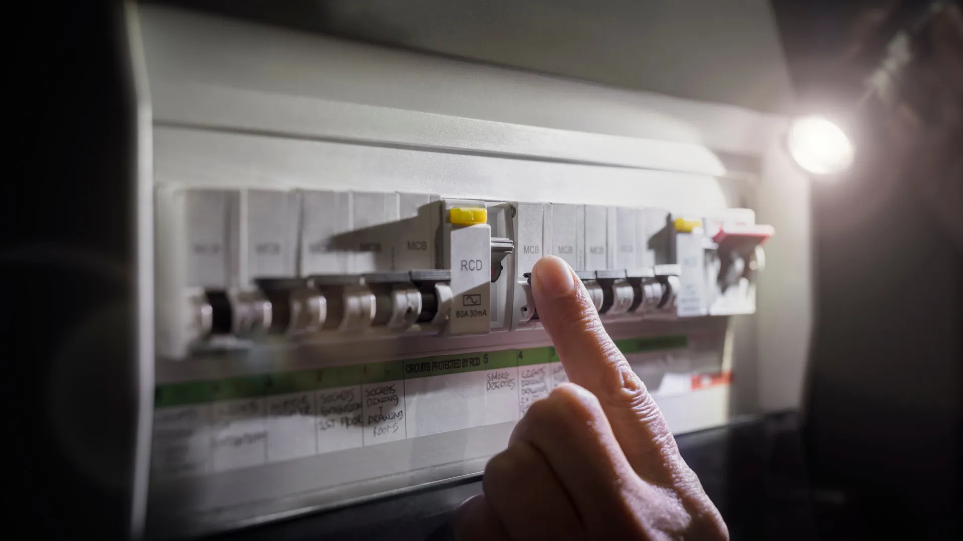 
                    Consumo de energia elétrica atinge máximo histórico em 2025
                