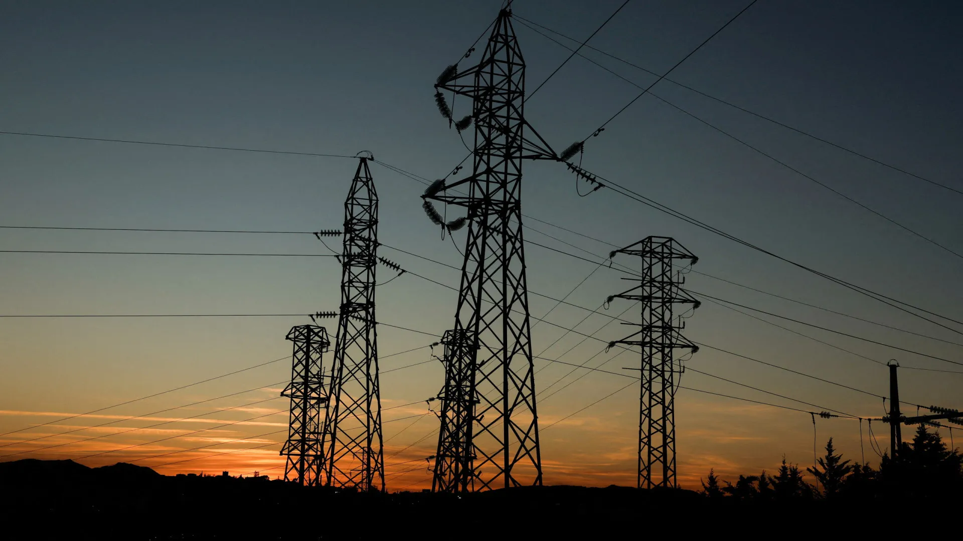 
                    E-Redes prevê restabelecer eletricidade no Alto Minho dentro de uma hora
                